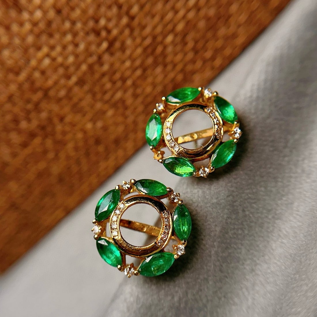 14k Gold 1.5 Ct Natural Emerald & Diamond Earrings: Ref:230985221 // gold content:14k gold // main gemstone:emerald // shape:marquise // carat weight:1. 5ct // color:green // treatment:natural // // adjacent gemstone 2 : diamond // number of stones:30