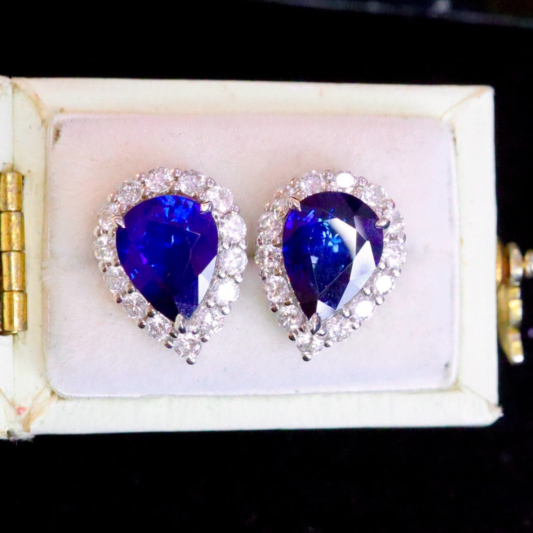 14k Gold 2.91 Ctw Natural Sapphire & Diamond Earrings: Ref:230985227 // gold content:14k gold // main gemstone:sapphire // shape:pear // carat weight:2. 35ct // color:blue // treatment:natural // // adjacent gemstone 2 : diamond // shape:round // carat we