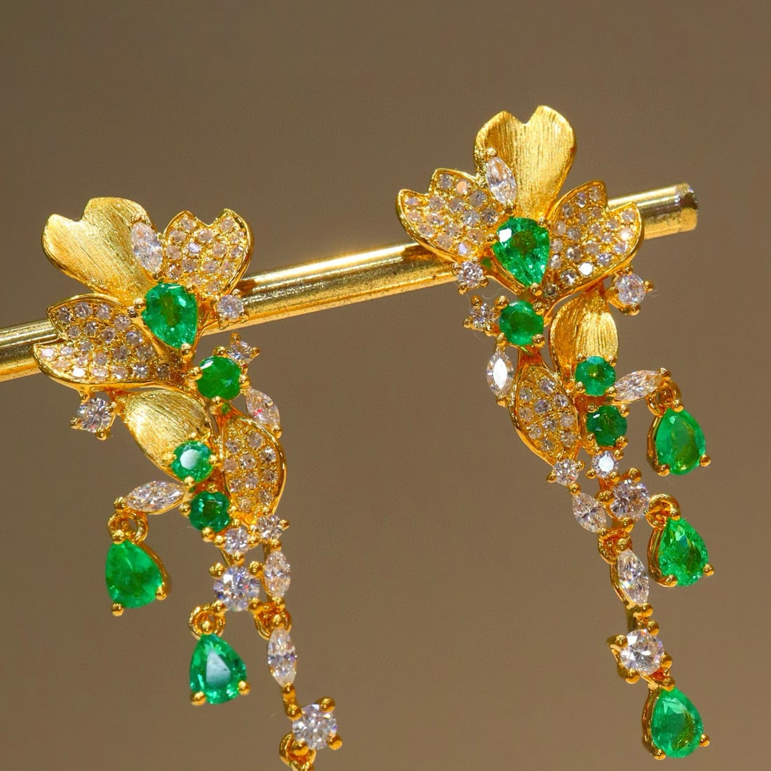 14k Gold 2.60 Ctw Natural Emerald & Diamond Earrings: Ref:230985229 // gold content:14k gold // main gemstone:emerald // shape:pear & round // carat weight:1. 44ct // color:green // treatment:natural // // adjacent gemstone 2 : diamond // shape:marquise 