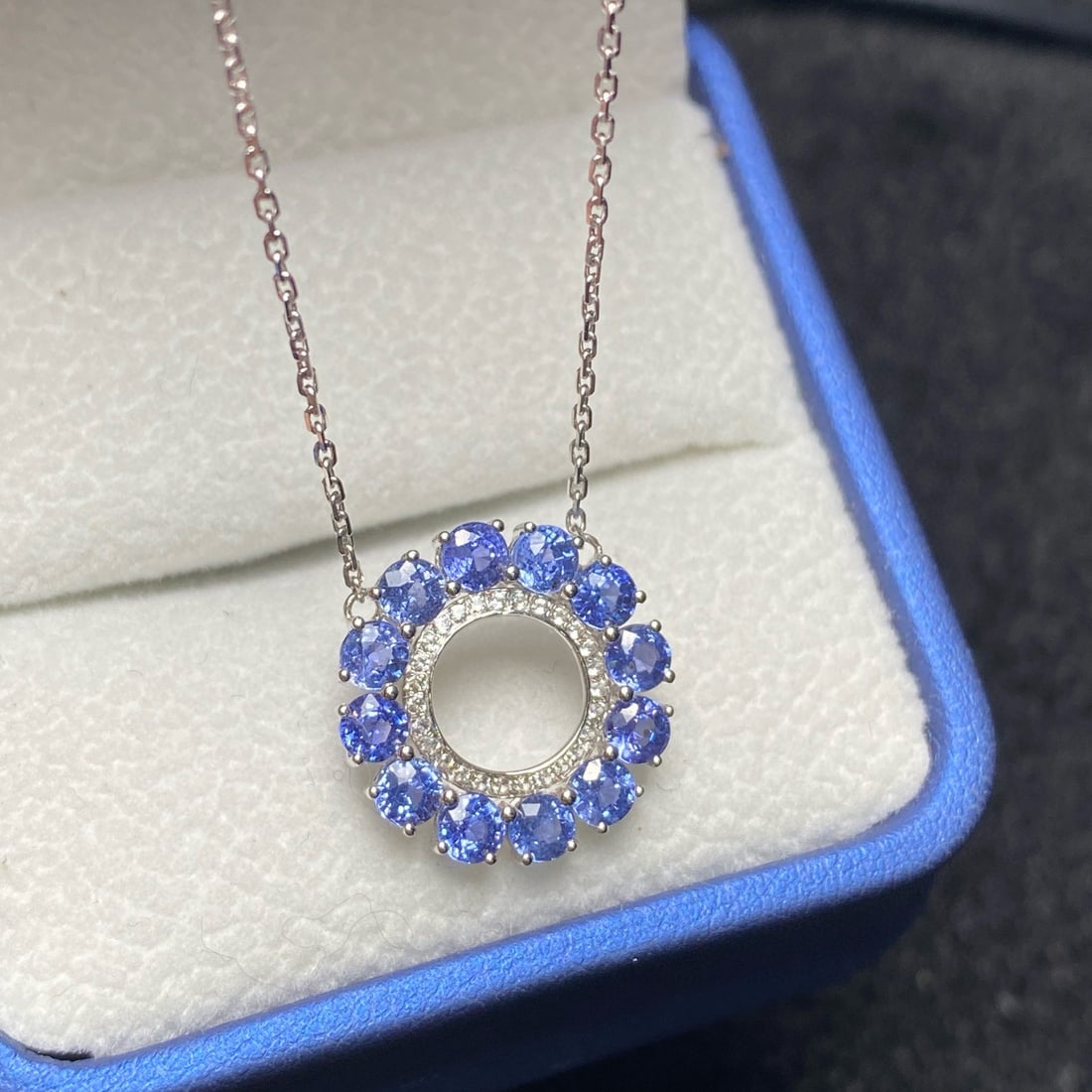 14k Gold 2.37 Ct Natural Sapphire & Sapphire Necklace: Ref:230985230 // gold content:14k gold // main gemstone:sapphire // shape:round // carat weight:2. 37ct // color:blue // treatment:natural // cut grade:g // // adjacent gemstone 2 : sapphire //