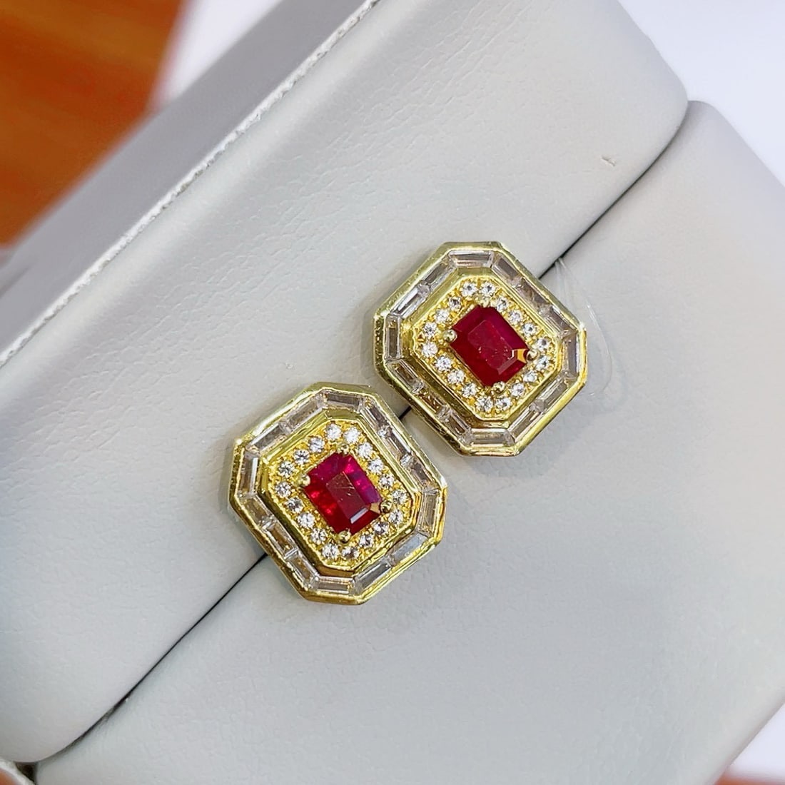 14k Gold 0.67 Ct Natural Ruby & Sapphire Earrings: Ref:230985232 // gold content:14k gold // main gemstone:ruby // shape:octagonal // carat weight:0. 67ct // color:red // treatment:natural // // adjacent gemstone 2 : sapphire // number of stones:64 //