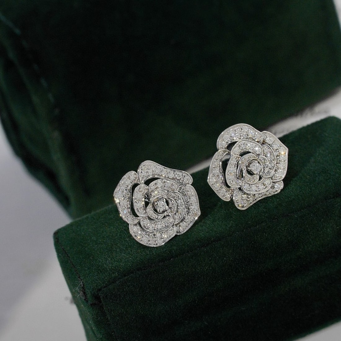 14k Gold 1 Ct Natural H Diamond & Flowers Earrings: Ref:230985245 // gold content:14k gold // main gemstone:diamond // shape:round // carat weight:1ct // clarity grade:vs-si // color:h // treatment:natural // cut grade:g // Condition: New Low