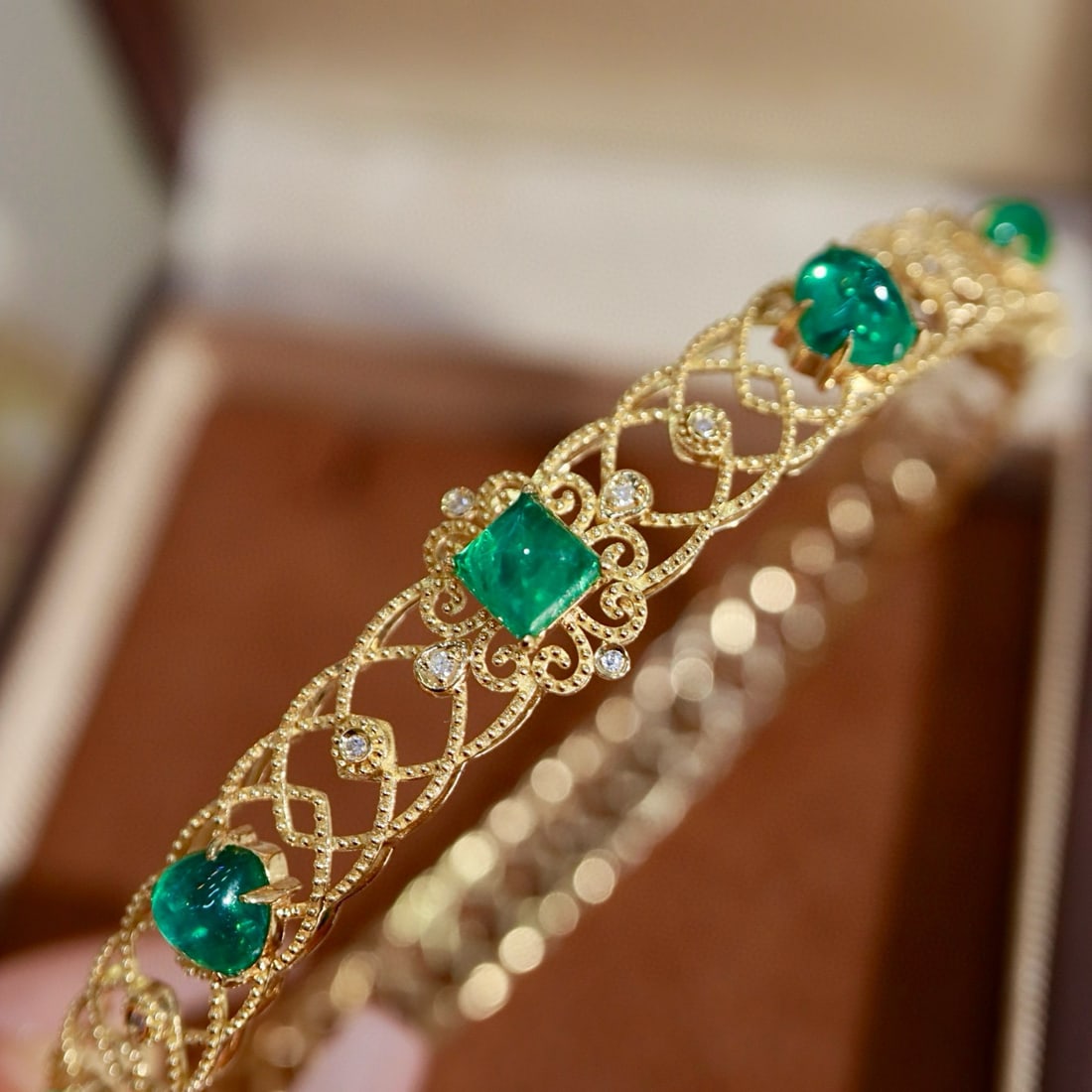 14k Gold 4.83 Ctw Natural Emerald & Diamond Bangle: Ref:230986021 // gold content:14k gold // main gemstone:emerald // shape:multiply // carat weight:4. 81ct // color:green // treatment:natural // // adjacent gemstone 2 : diamond // shape:round //