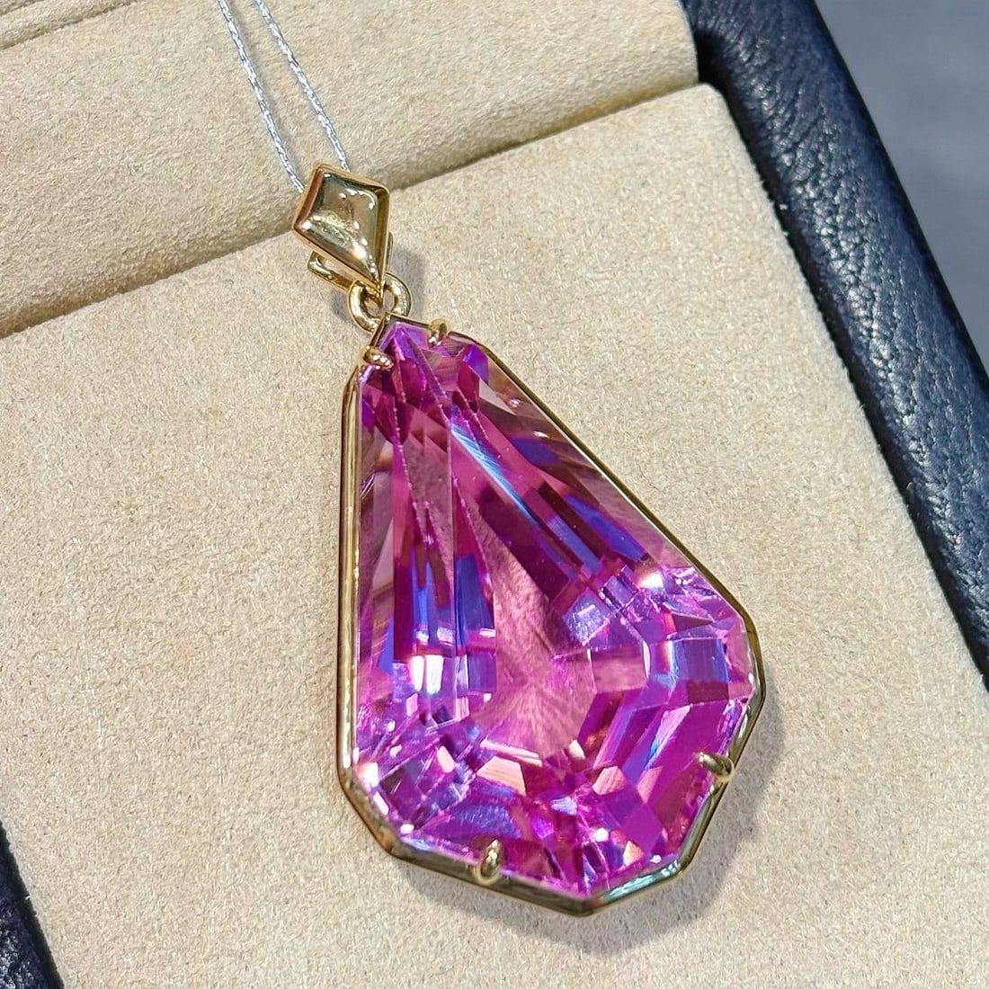 14k Gold 36.71 Ct Natural Kunzite Pendant( Without Chain ): Ref:230986087 // gold content:14k gold // main gemstone:kunzite // shape:other // carat weight:36. 71ct // color:purple // treatment:natural // Condition: New Low Estimate: 6600.00 High Estimate: