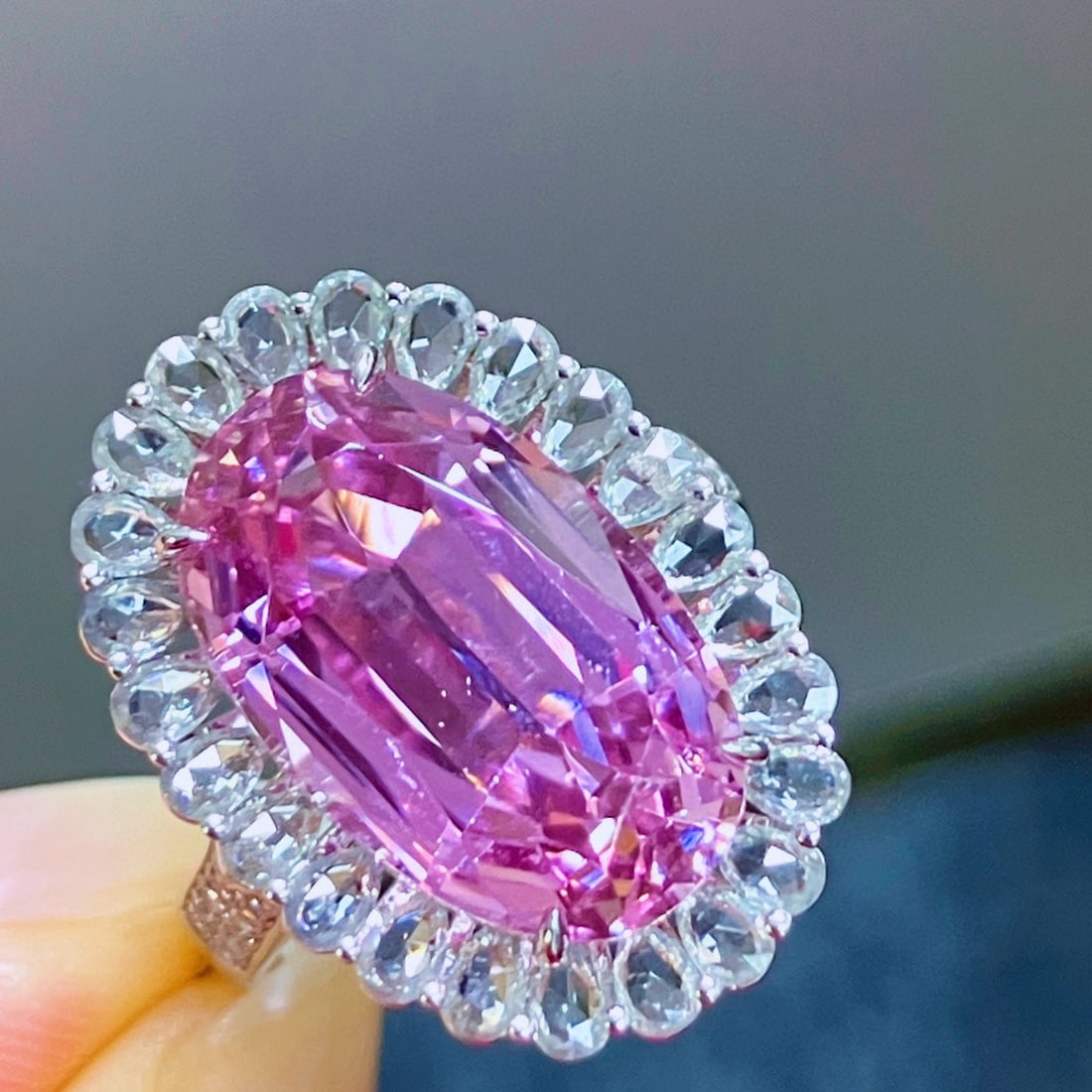 14k Gold 10.88 Ctw Natural Kunzite & Sapphire Ring: Ref:230986089 // gold content:14k gold // ring size:7. 25us // // main gemstone:kunzite // shape:oval // carat weight:9. 88ct // color:purple // treatment:natural // // adjacent gemstone 2 : sapphire 