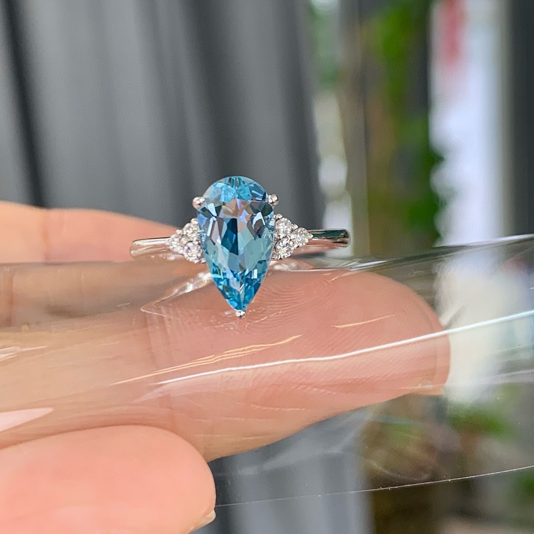 14k Gold 1.38 Ctw Natural Aquamarine & Diamond Ring: Ref:230986110 // gold content:14k gold // ring size:7. 25us // // main gemstone:aquamarine // shape:pear // carat weight:1. 29ct // color:santa maria color // treatment:natural // // adjacent