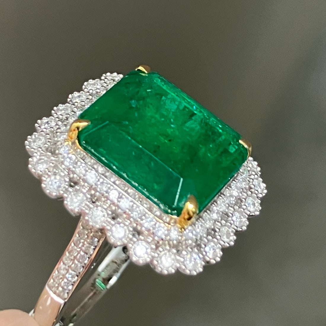 14k Gold 8.22 Ctw Natural Emerald & Diamond Ring: Ref:230986139 // gold content:14k gold // ring size:7. 25us // // main gemstone:emerald // shape:octagonal // carat weight:7. 56ct // color:green // treatment:natural // // adjacent gemstone 2 :
