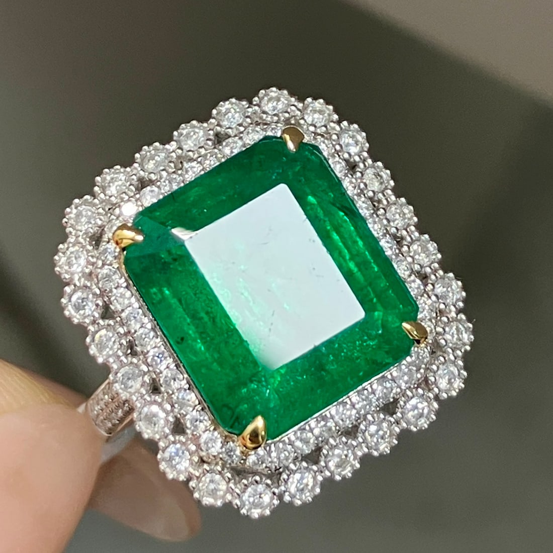 14k Gold 8.22 Ctw Natural Emerald & Diamond Ring - 2