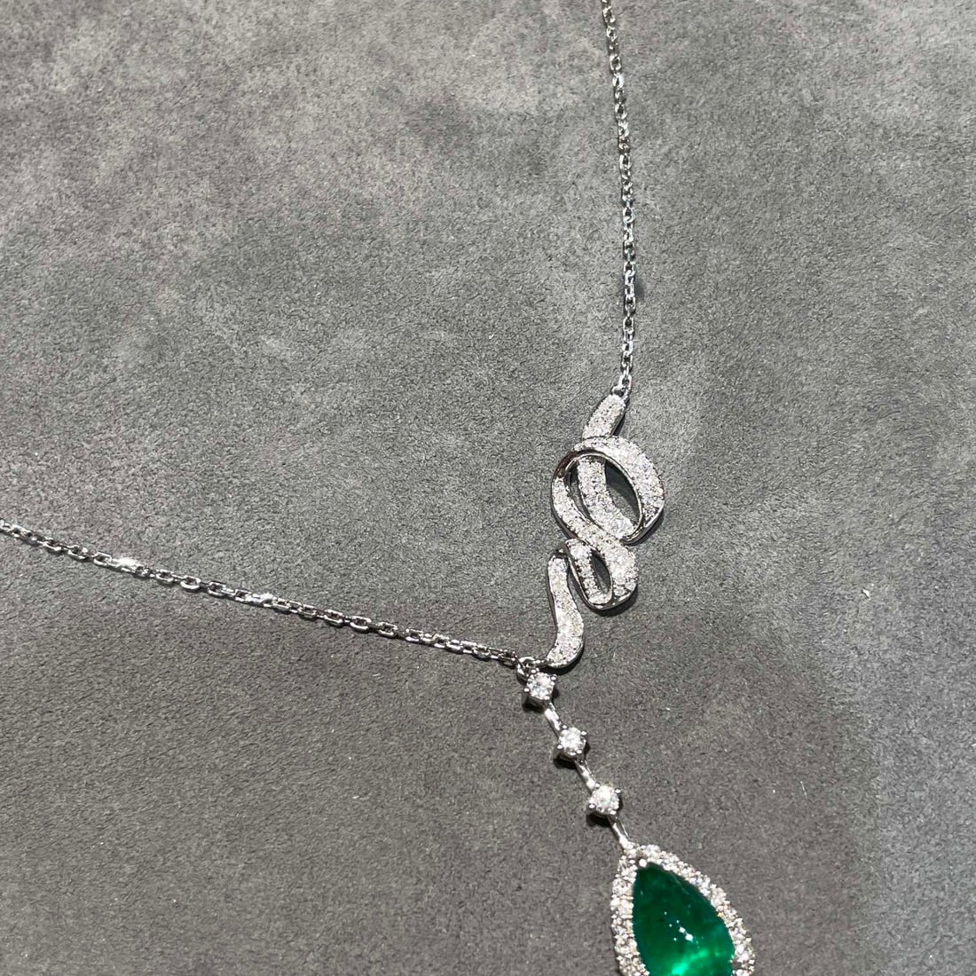 14k Gold 3.74 Ctw Vivid Green Natural Emerald & Diamond Necklace: Ref:230986140 // gold content:14k gold // main gemstone:emerald // shape:pear // carat weight:2. 75ct // color:vivid green // treatment:natural // // adjacent gemstone 2 : diamond // shape:round // ca