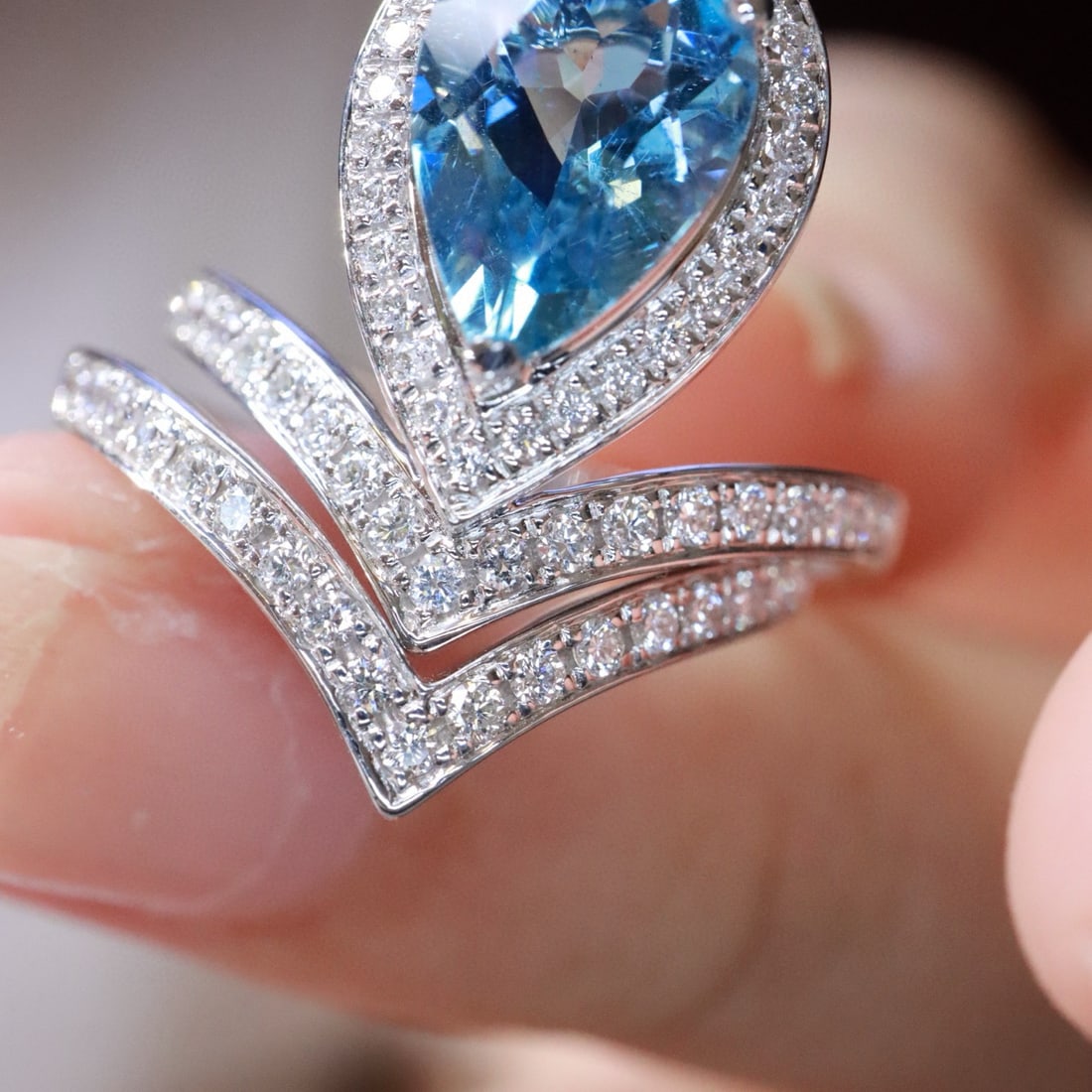 14k Gold 1.93 Ctw Natural Aquamarine & Diamond Ring: Ref:230986148 // gold content:14k gold // ring size:7. 25us // // main gemstone:aquamarine // shape:pear // carat weight:1. 42ct // color:santa maria color // treatment:natural // // adjacent gemstone