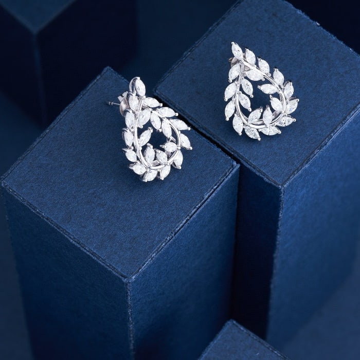 14k Gold 1.71 Ct Natural H Diamond Earrings: Ref:230986155 // gold content:14k gold // main gemstone:diamond // shape:marquise // carat weight:1. 71ct // clarity grade:vs-si // color:h // treatment:natural // Condition: New Low Estimate: 8600.00