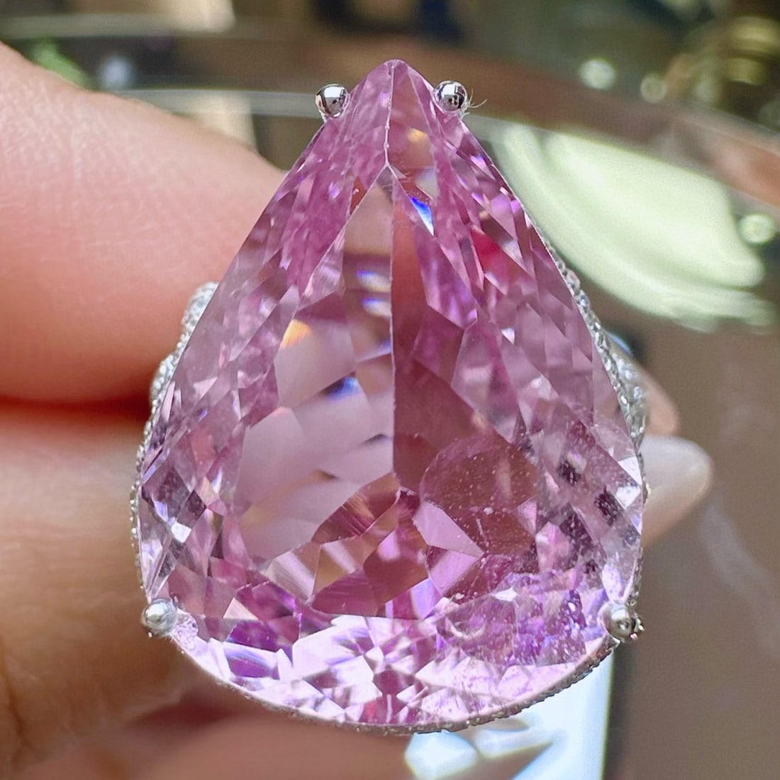 14k Gold 17.07 Ctw Natural Kunzite & Diamond Ring: Ref:230986168 // gold content:14k gold // ring size:7. 25us // // main gemstone:kunzite // shape:pear // carat weight:16. 38ct // color:purple // treatment:natural // // adjacent gemstone 2 : diamond
