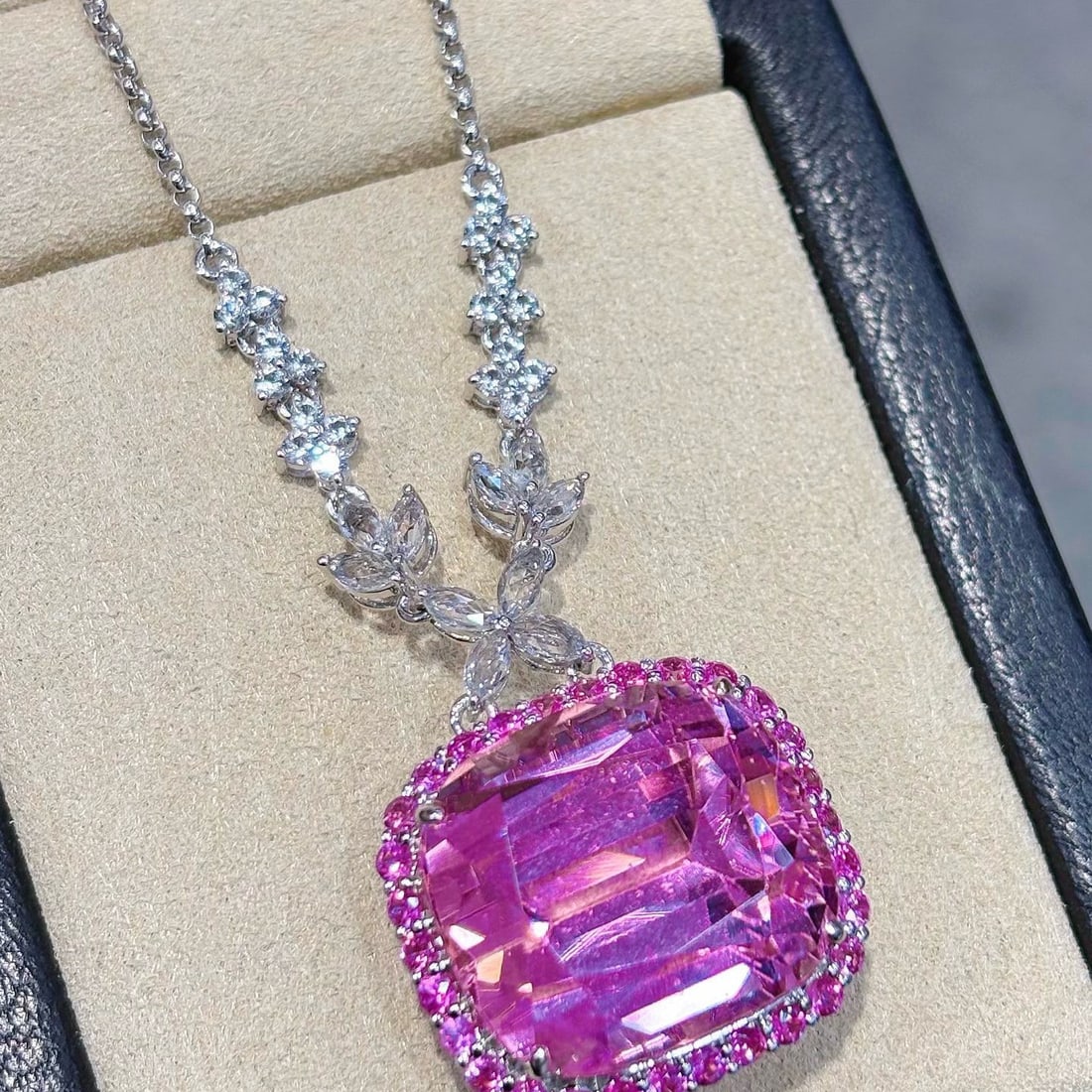 14k Gold 34.84 Ctw Natural Kunzite & Sapphire Necklace: Ref:230986171 // gold content:14k gold // main gemstone:kunzite // shape:cushion // carat weight:32. 25ct // color:purple // treatment:natural // // adjacent gemstone 2 : sapphire // shape:multiply