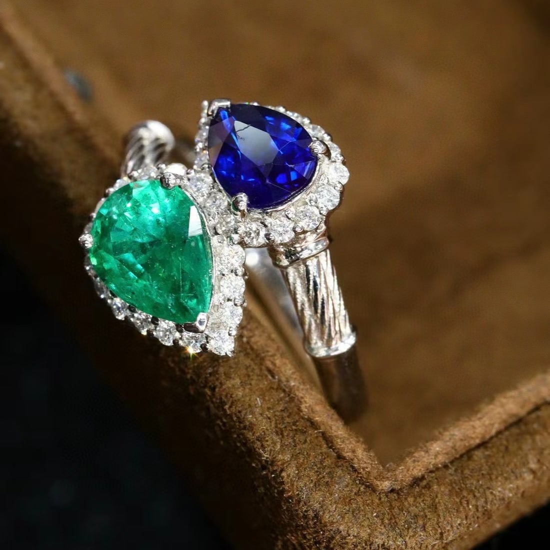 14k Gold 2.25 Ctw Natural Emerald & Sapphire & Toi Et Moi Ring: Ref:230986176 // gold content:14k gold // ring size:7. 25us // // main gemstone:emerald // shape:pear // carat weight:1. 25ct // color:green // treatment:natural // // adjacent gemstone 2 : sapphire /