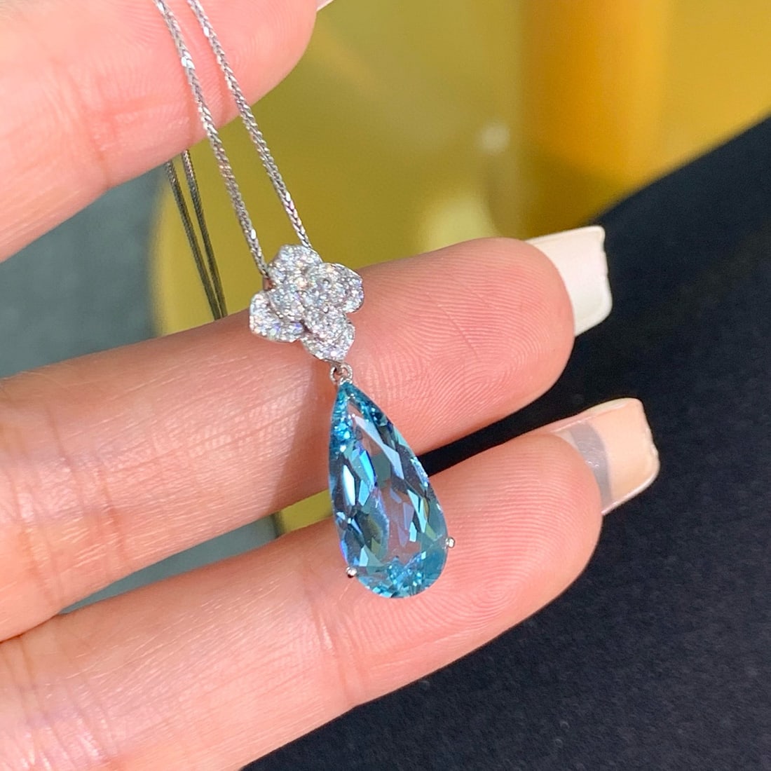 14k Gold 3.07 Ctw Natural Aquamarine & Diamond Pendant( Without Chain ): Ref:230986185 // gold content:14k gold // main gemstone:aquamarine // shape:pear // carat weight:2. 84ct // color:santa maria color // treatment:natural // // adjacent gemstone 2 : diamond //
