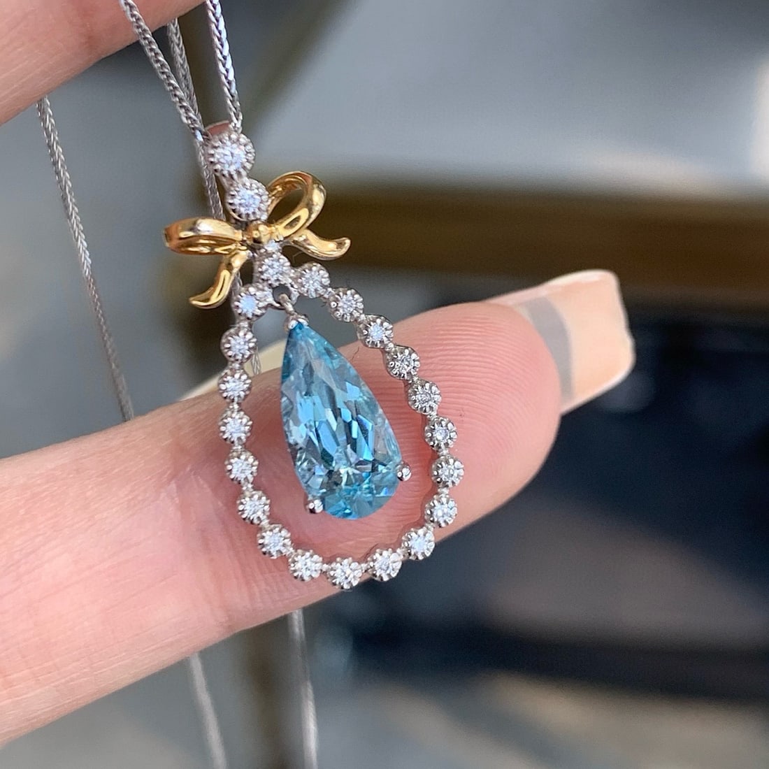 14k Gold 1.39 Ctw Natural Aquamarine & Diamond Pendant( Without Chain ): Ref:230986186 // gold content:14k gold // main gemstone:aquamarine // shape:pear // carat weight:1. 26ct // color:santa maria color // treatment:natural // // adjacent gemstone 2 : diamond // shape:ro