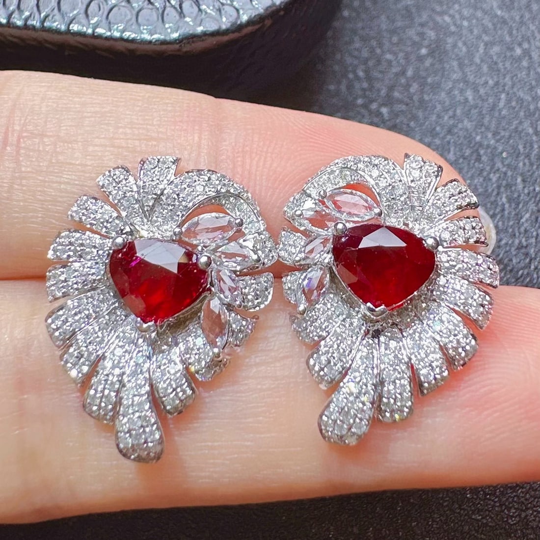 14k Gold 2.94 Ctw Natural Ruby & Diamond Earrings: Ref:230986189 // gold content:14k gold // main gemstone:ruby // shape:pear // carat weight:2. 04ct // color:pigeonblood red // treatment:natural // // adjacent gemstone 2 : diamond // shape:multiply /