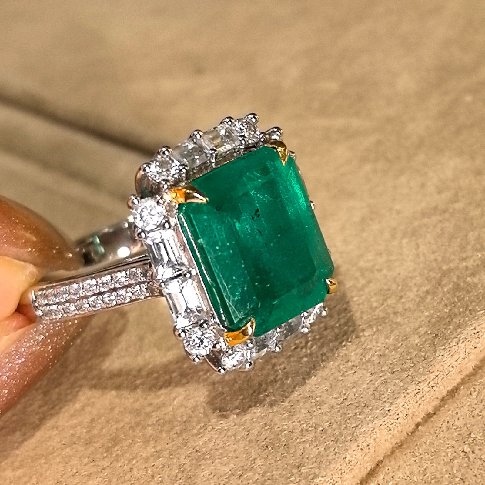 14k Gold 6.30 Ctw Natural Emerald & Diamond Ring - 2