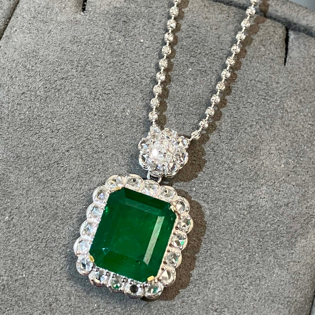 14k Gold 8.16 Ctw Vivid Green Natural Emerald & Diamond Pendant( Without Chain ): Ref:230986206 // gold content:14k gold // main gemstone:emerald // shape:octagonal // carat weight:7. 13ct // color:vivid green // treatment:natural // // adjacent gemstone 2 : diamond // shape:round