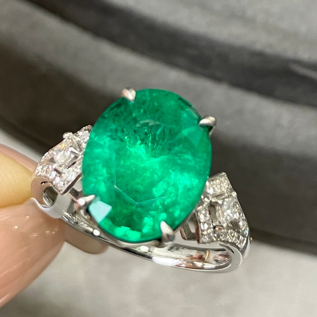 14k Gold 4.68 Ctw Natural Emerald & Diamond Ring: Ref:230986208 // gold content:14k gold // ring size:7. 25us // // main gemstone:emerald // shape:oval // carat weight:4. 5ct // color:green // treatment:natural // // adjacent gemstone 2 : diamond //