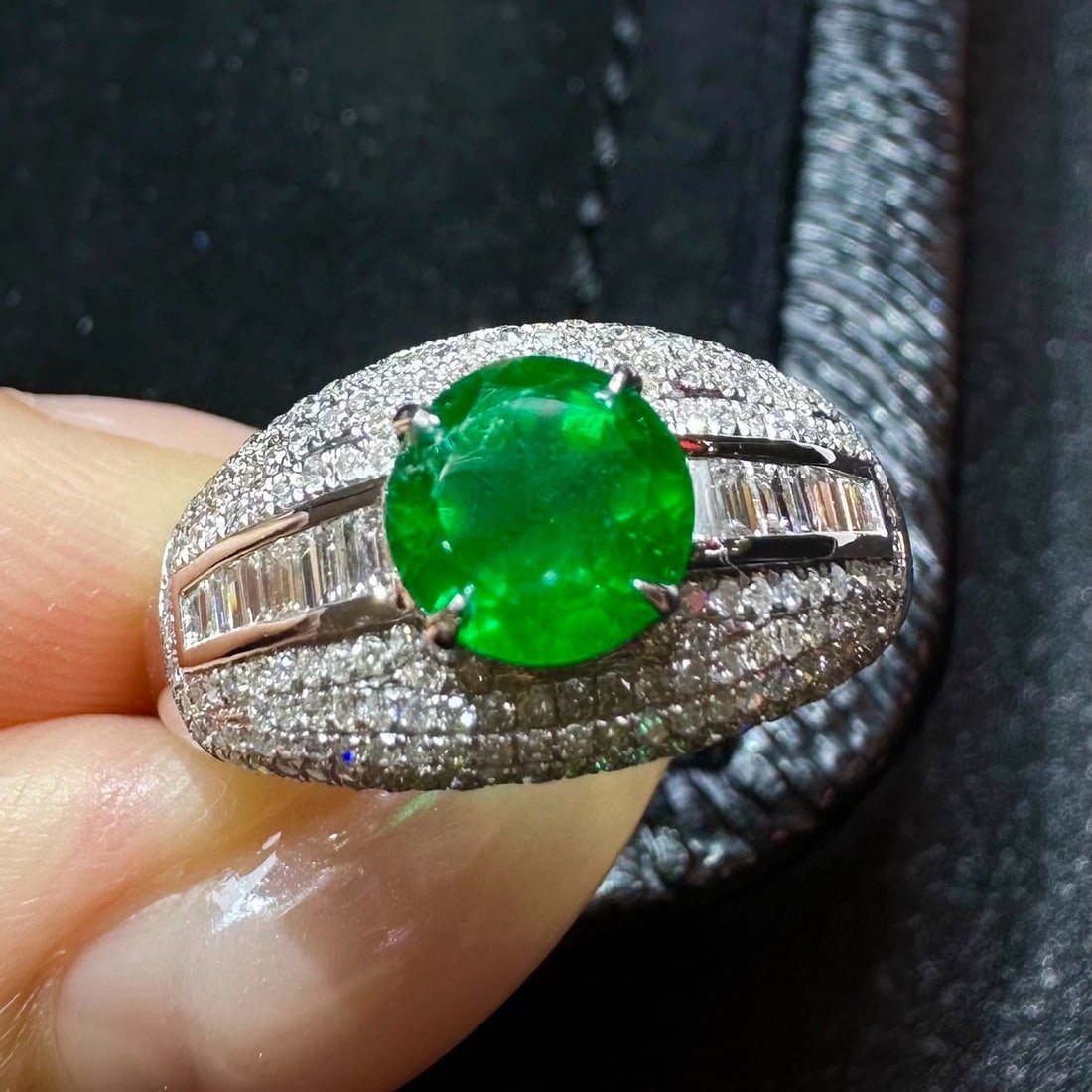 14k Gold 1.96 Ctw Vivid Green Natural Emerald & Diamond Ring: Ref:230986231 // gold content:14k gold // ring size:7. 25us // // main gemstone:emerald // shape:round // carat weight:1. 07ct // color:vivid green // treatment:natural // cut grade:g // // adjacent g