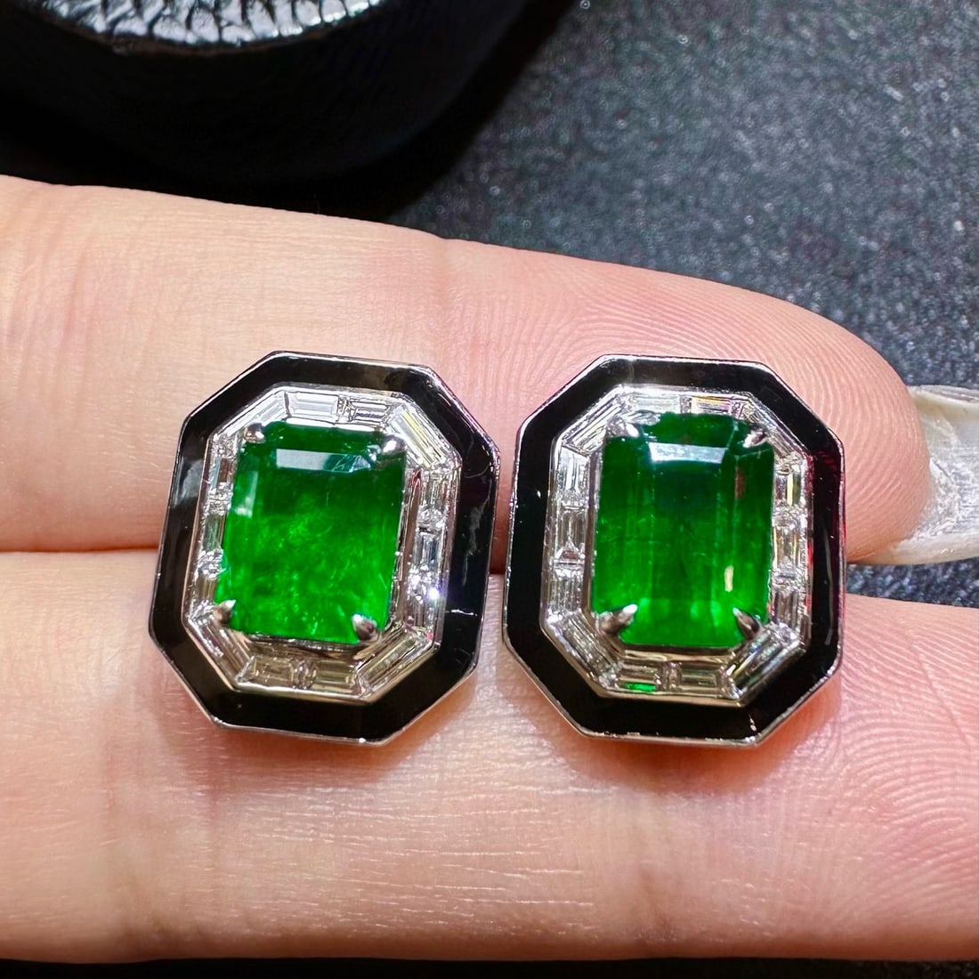 14k Gold 3.58 Ct Vivid Green Natural Emerald & Diamond Earrings: Ref:230986232 // gold content:14k gold // main gemstone:emerald // shape:octagonal // carat weight:3. 58ct // color:vivid green // treatment:natural // // adjacent gemstone 2 : diamond // shape:baguet