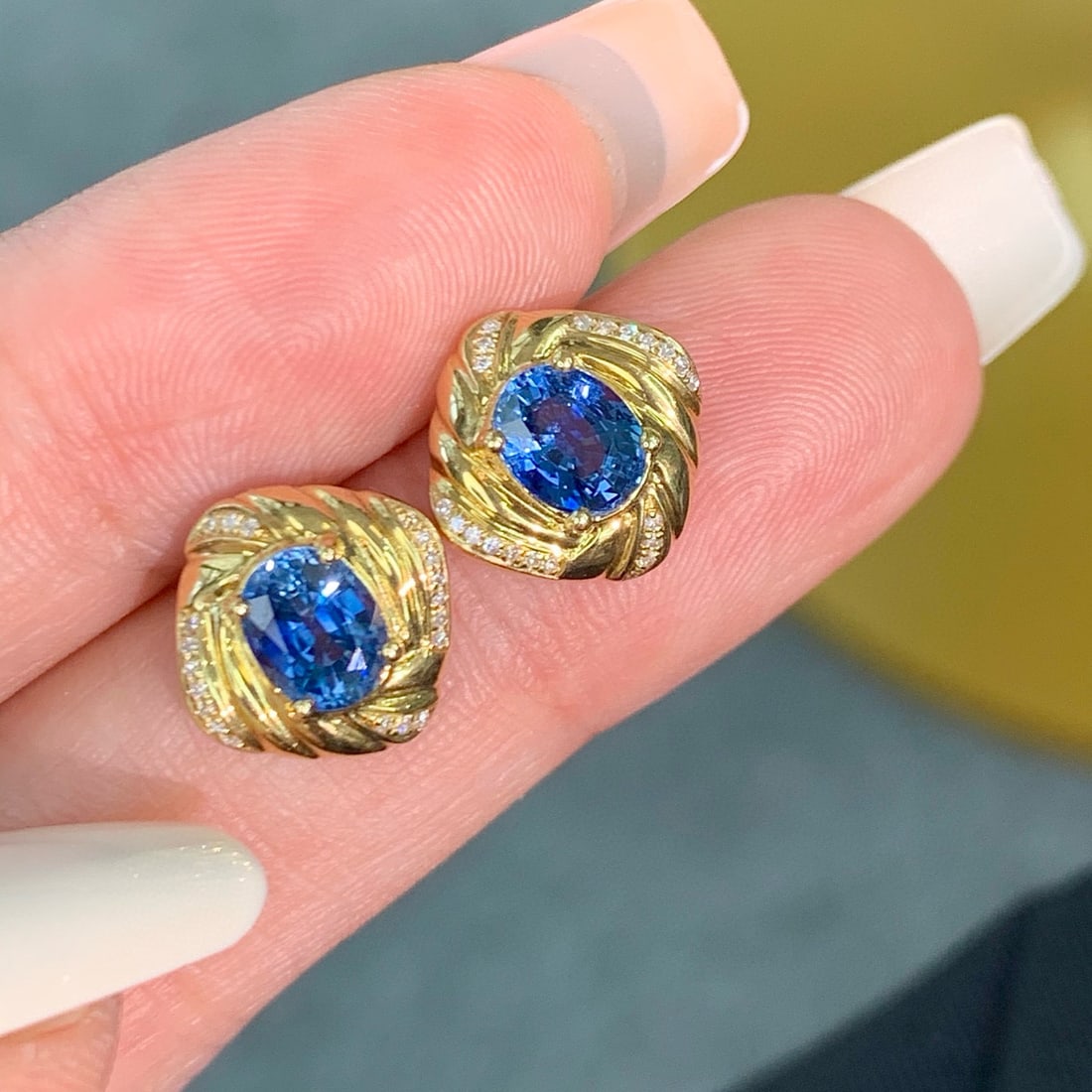 14k Gold 1.82 Ct Natural Sapphire & Diamond Earrings: Ref:230986236 // gold content:14k gold // main gemstone:sapphire // shape:oval // carat weight:1. 82ct // color:cornflower blue // treatment:natural // // adjacent gemstone 2 : diamond // shape:round 