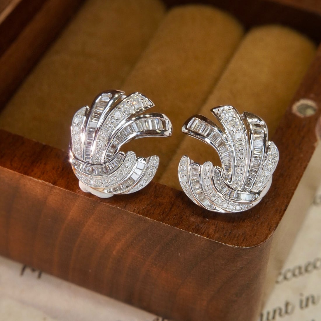 14k Gold 0.66 Ct Natural H Diamond Earrings: Ref:230986269 // gold content:14k gold // main gemstone:diamond // shape:multiply // carat weight:0. 66ct // clarity grade:vs-si // color:h // treatment:natural // Condition: New Low Estimate: