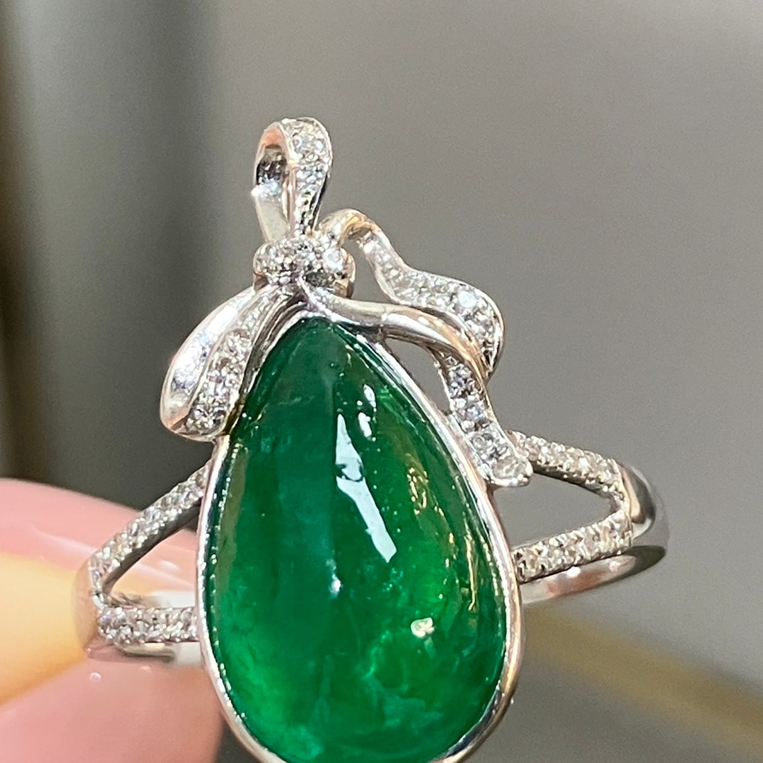 14k Gold 5.16 Ctw Vivid Green Natural Emerald & Diamond Ring: Ref:230986277 // gold content:14k gold // ring size:7. 25us // // main gemstone:emerald // shape:pear // carat weight:4. 8ct // color:vivid green // treatment:natural // // adjacent gemstone 2 :