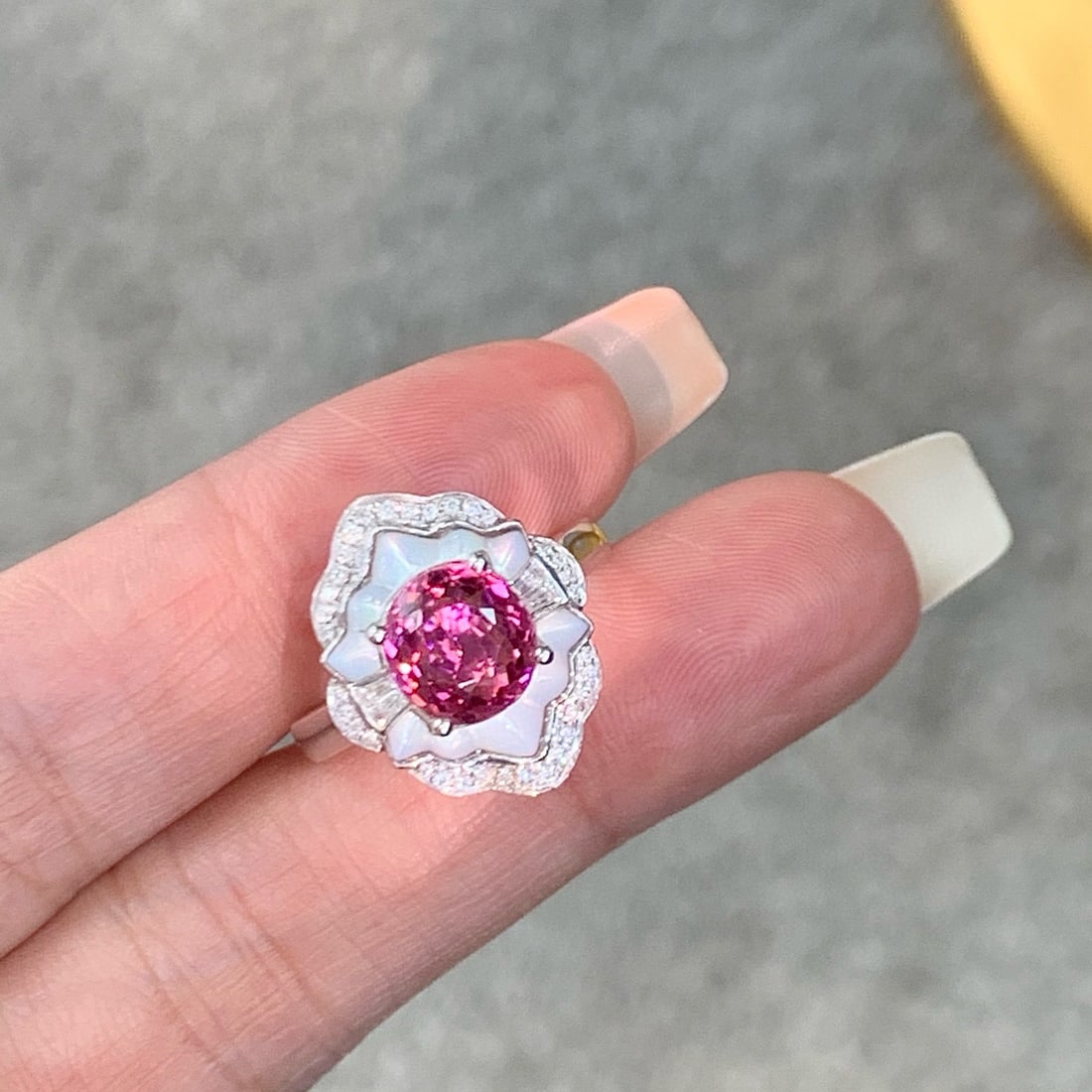 14k Gold 2 Ct Natural Tourmaline & Diamond Ring: Ref:230986300 // gold content:14k gold // ring size:7. 25us // // main gemstone:tourmaline // shape:oval // carat weight:2ct // color:pink // treatment:natural // // adjacent gemstone 2 : diamond //