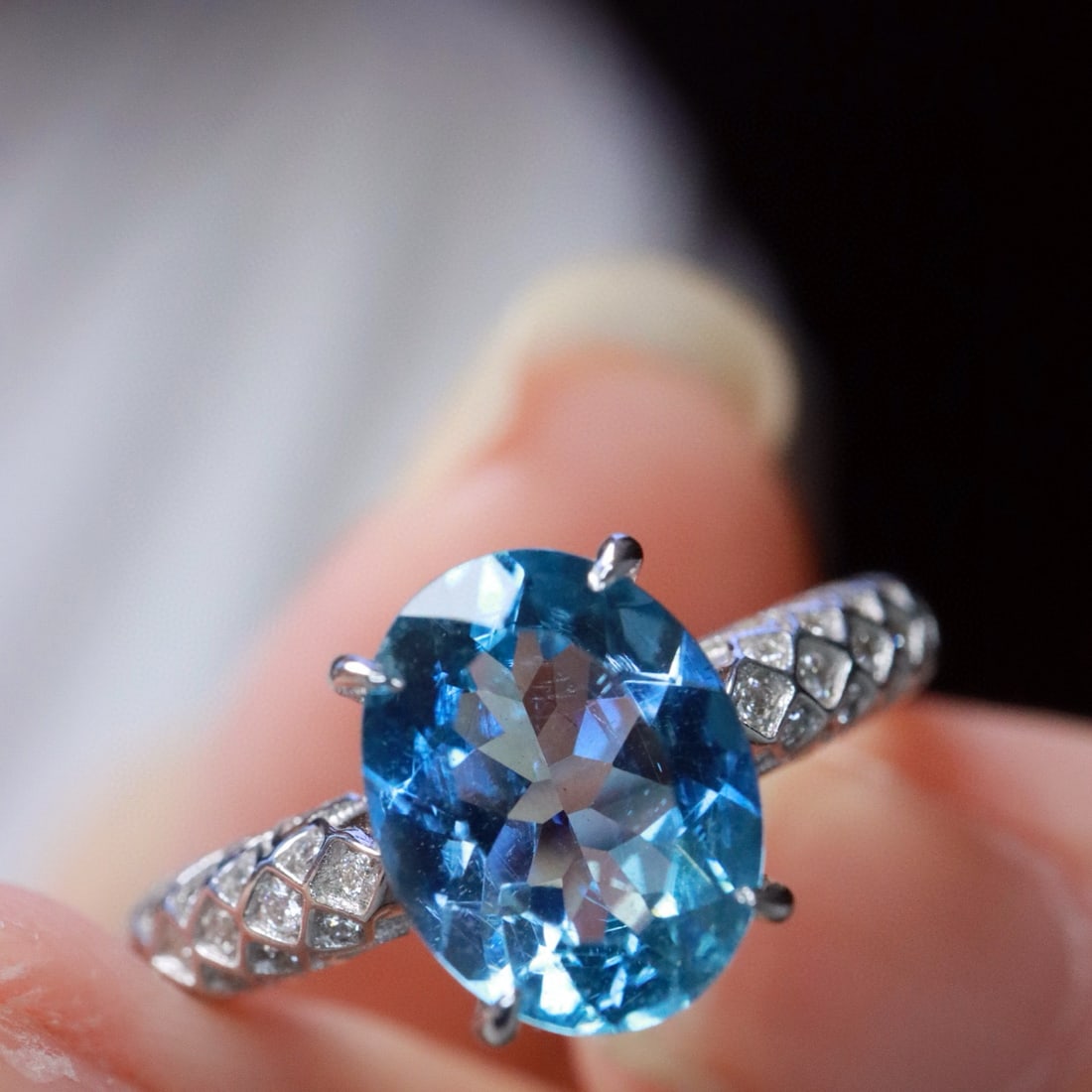 14k Gold 1.91 Ctw Natural Aquamarine & Diamond Ring: Ref:230986318 // gold content:14k gold // ring size:7. 25us // // main gemstone:aquamarine // shape:oval // carat weight:1. 77ct // color:santa maria color // treatment:natural // // adjacent gemstone
