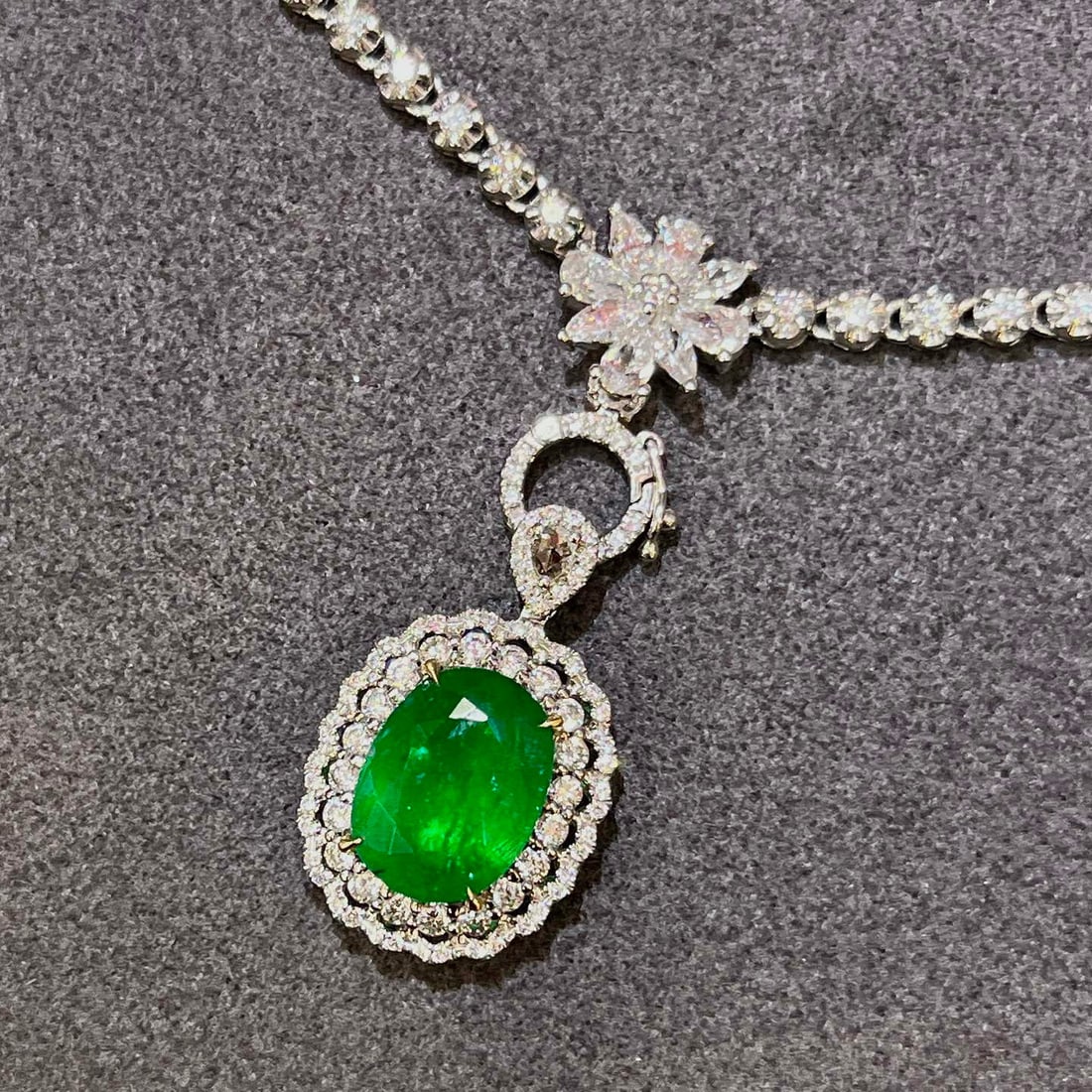 14k Gold 3.93 Ctw Vivid Green Natural Emerald & Diamond Pendant( Without Chain ): Ref:230986339 // gold content:14k gold // main gemstone:emerald // shape:oval // carat weight:3. 4ct // color:vivid green // treatment:natural // // adjacent gemstone 2 : diamond // number of
