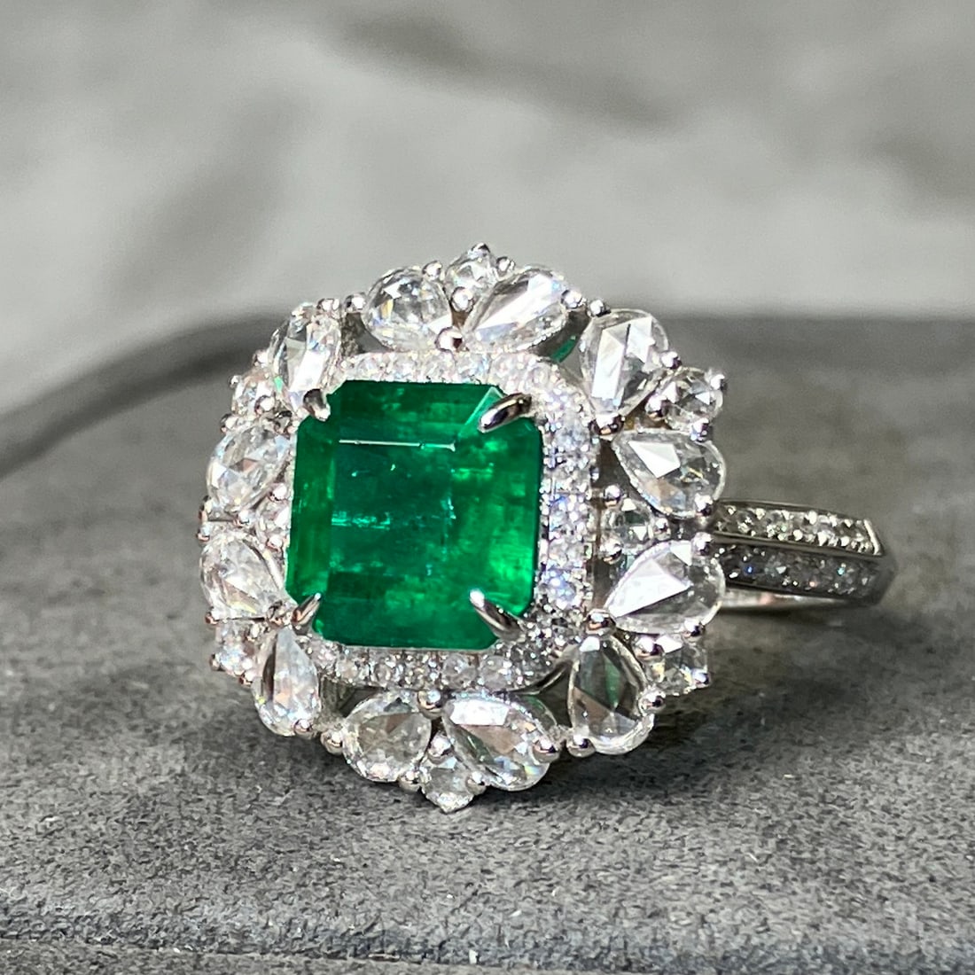 14k Gold 2.98 Ctw Vivid Green Natural Emerald & Diamond Ring - 3