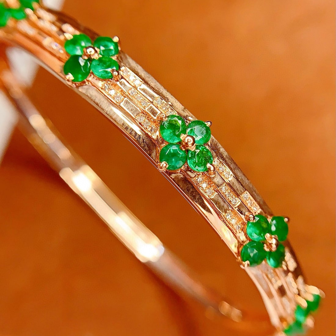 14k Gold 3.05 Ct Vivid Green Natural Emerald & Diamond Bangle: Ref:230986363 // gold content:14k gold // main gemstone:emerald // shape:round // carat weight:3. 05ct // color:vivid green // treatment:natural // cut grade:g // // adjacent gemstone 2 : diamond //