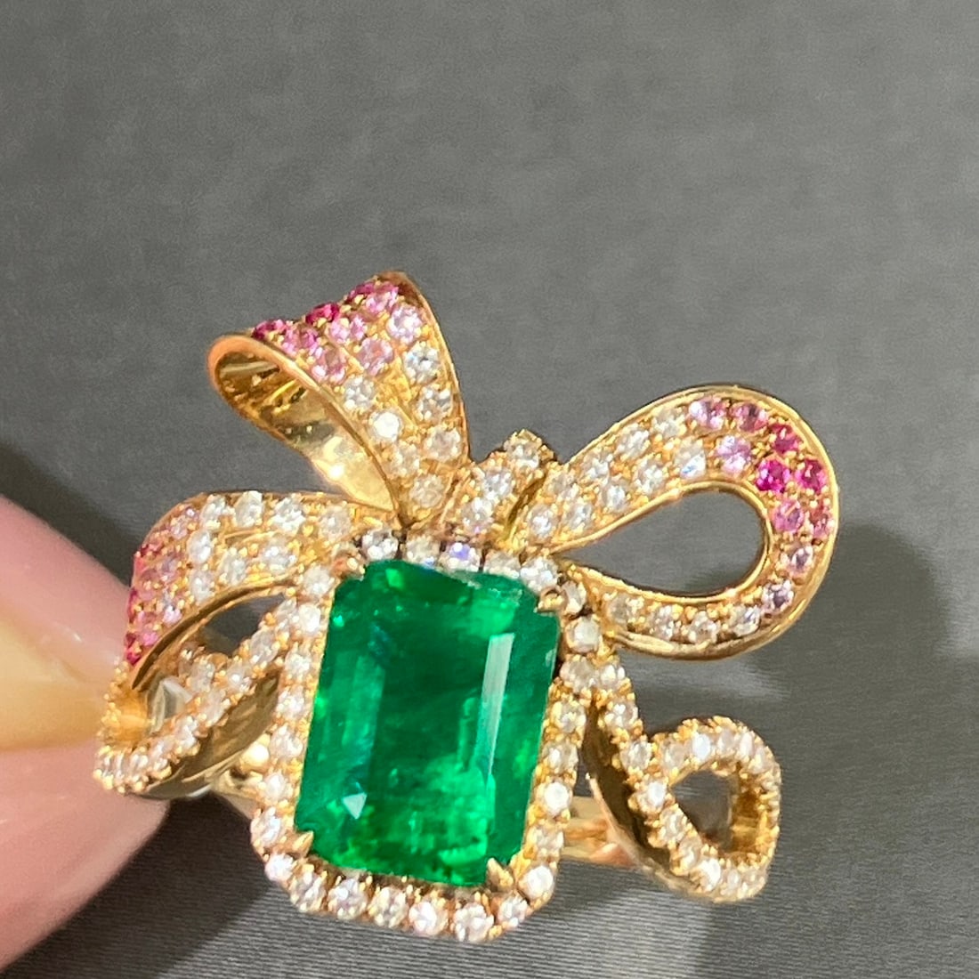 14k Gold 2.66 Ctw Vivid Green Natural Emerald & Diamond Ring: Ref:230986364 // gold content:14k gold // ring size:7. 25us // // main gemstone:emerald // shape:octagonal // carat weight:2ct // color:vivid green // treatment:natural // // adjacent gemstone 2 :