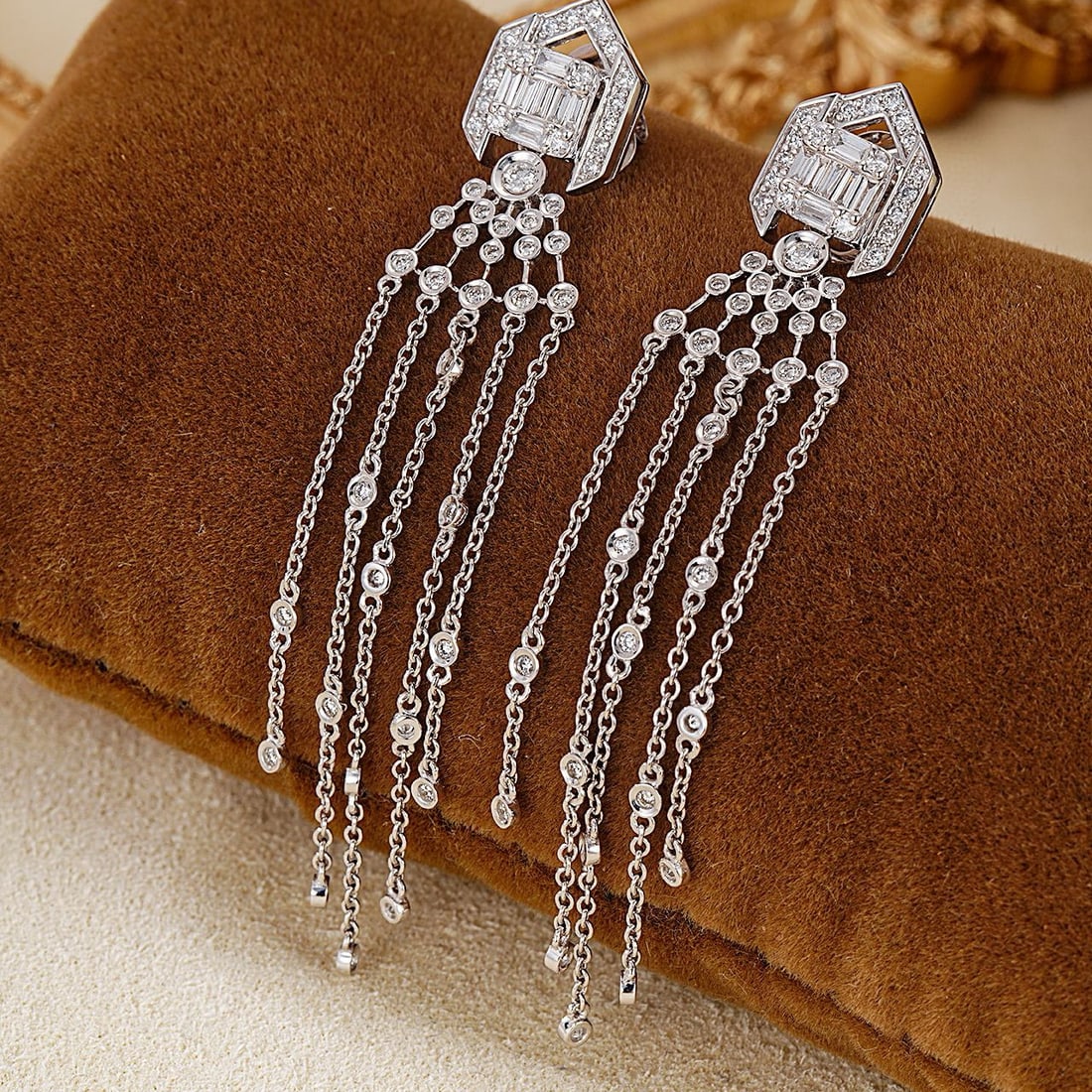 14k Gold 0.96 Ctw Natural H Diamond Earrings: Ref:230986391 // gold content:14k gold // main gemstone:diamond // shape:baguette // carat weight:0. 26ct // clarity grade:vs-si // color:h // treatment:natural // // adjacent gemstone 2 : diamond // 