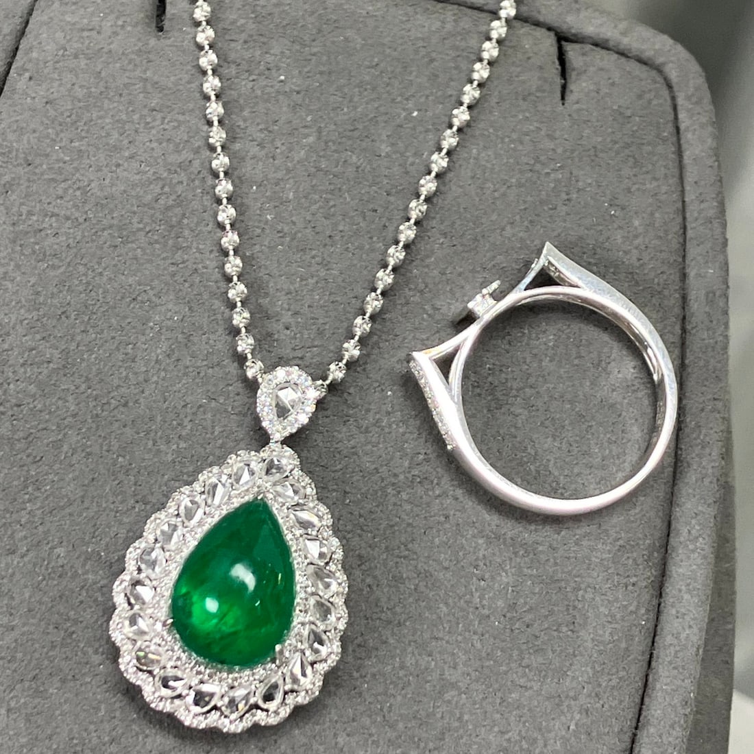 14k Gold 9.55 Ctw Vivid Green Natural Emerald & Diamond Ring/pendant( Without Chain ): Ref:230986396 // gold content:14k gold // ring size:7. 25us // // main gemstone:emerald // shape:pear // carat weight:8. 05ct // color:vivid green // treatment:natural // // adjacent gemstone 2 :