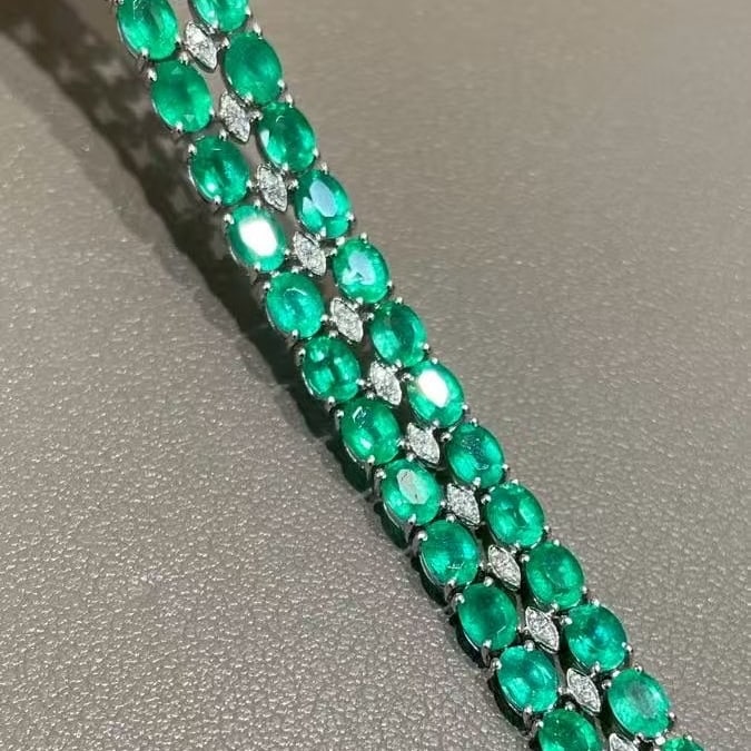 14k Gold 16 Ct Natural Emerald & Diamond Bracelet: Ref:230986398 // gold content:14k gold // main gemstone:emerald // shape:oval // carat weight:16ct // color:green // treatment:natural // // adjacent gemstone 2 : diamond // shape:round // clarity