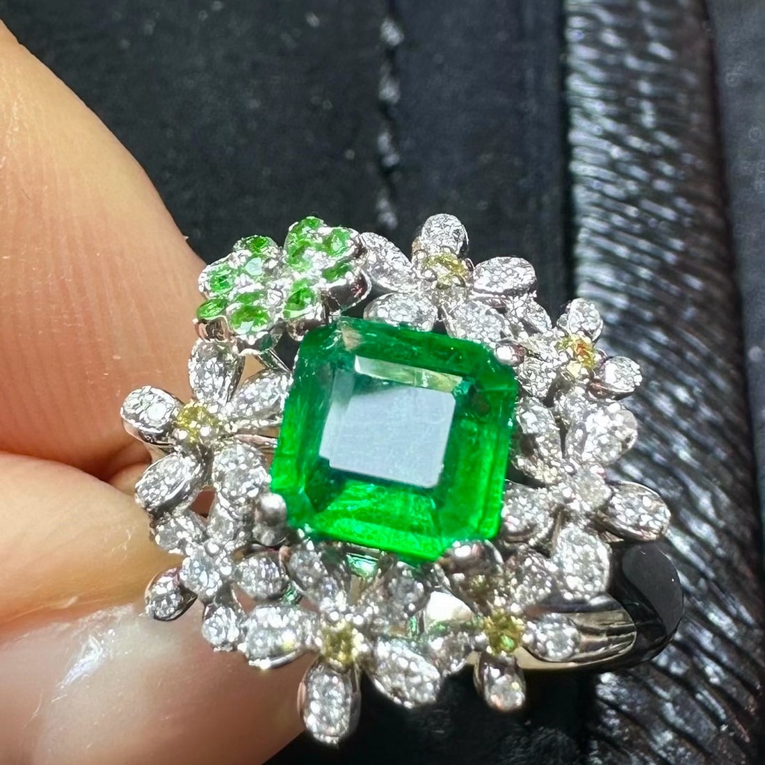 14k Gold 0.96 Ctw Vivid Green Natural Emerald & Diamond Ring - 2
