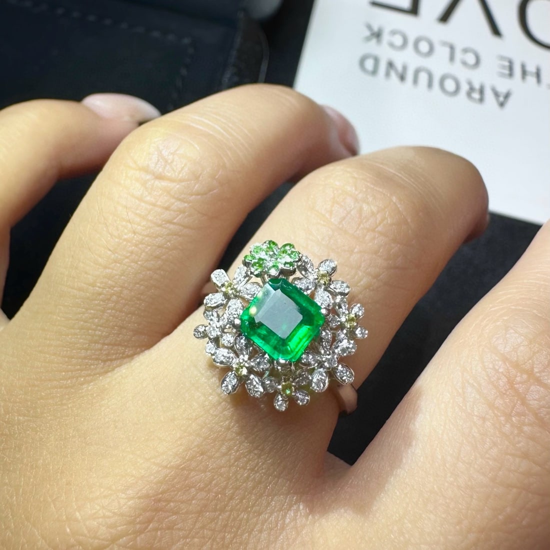 14k Gold 0.96 Ctw Vivid Green Natural Emerald & Diamond Ring - 3