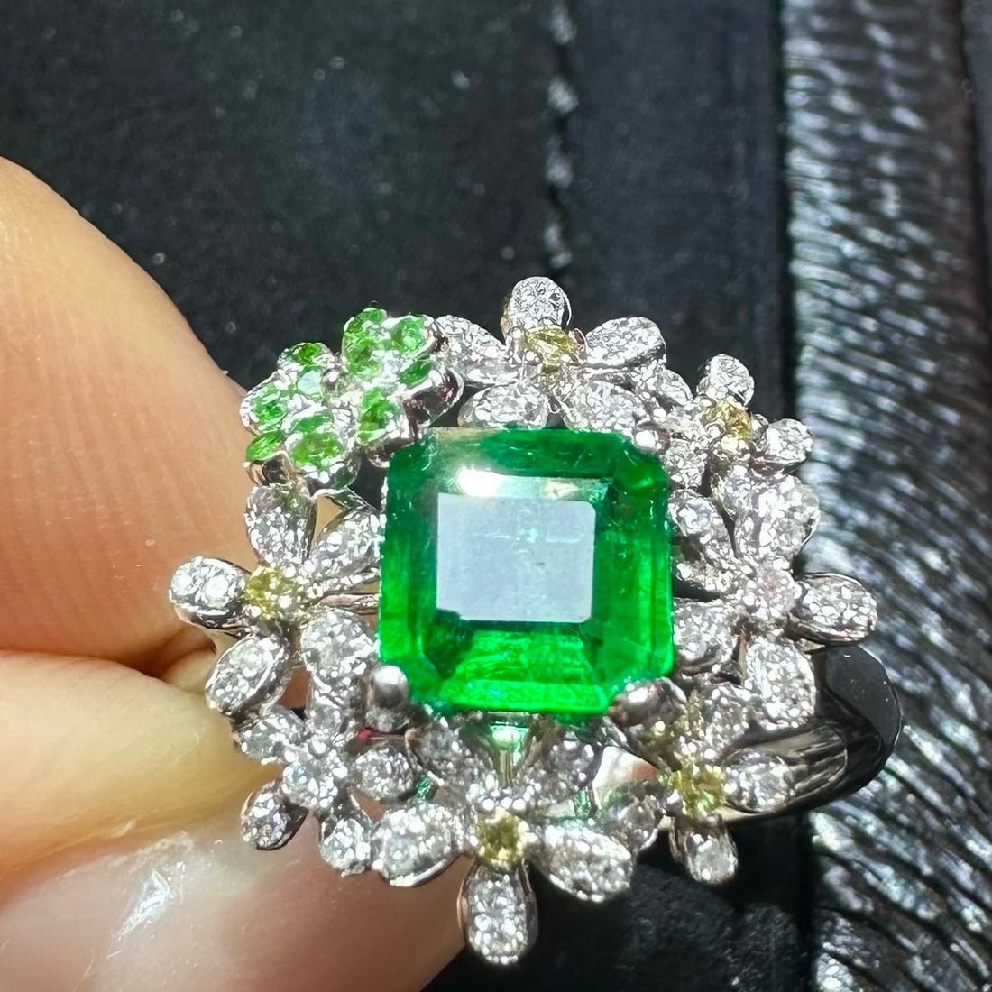 14k Gold 0.96 Ctw Vivid Green Natural Emerald & Diamond Ring - 4