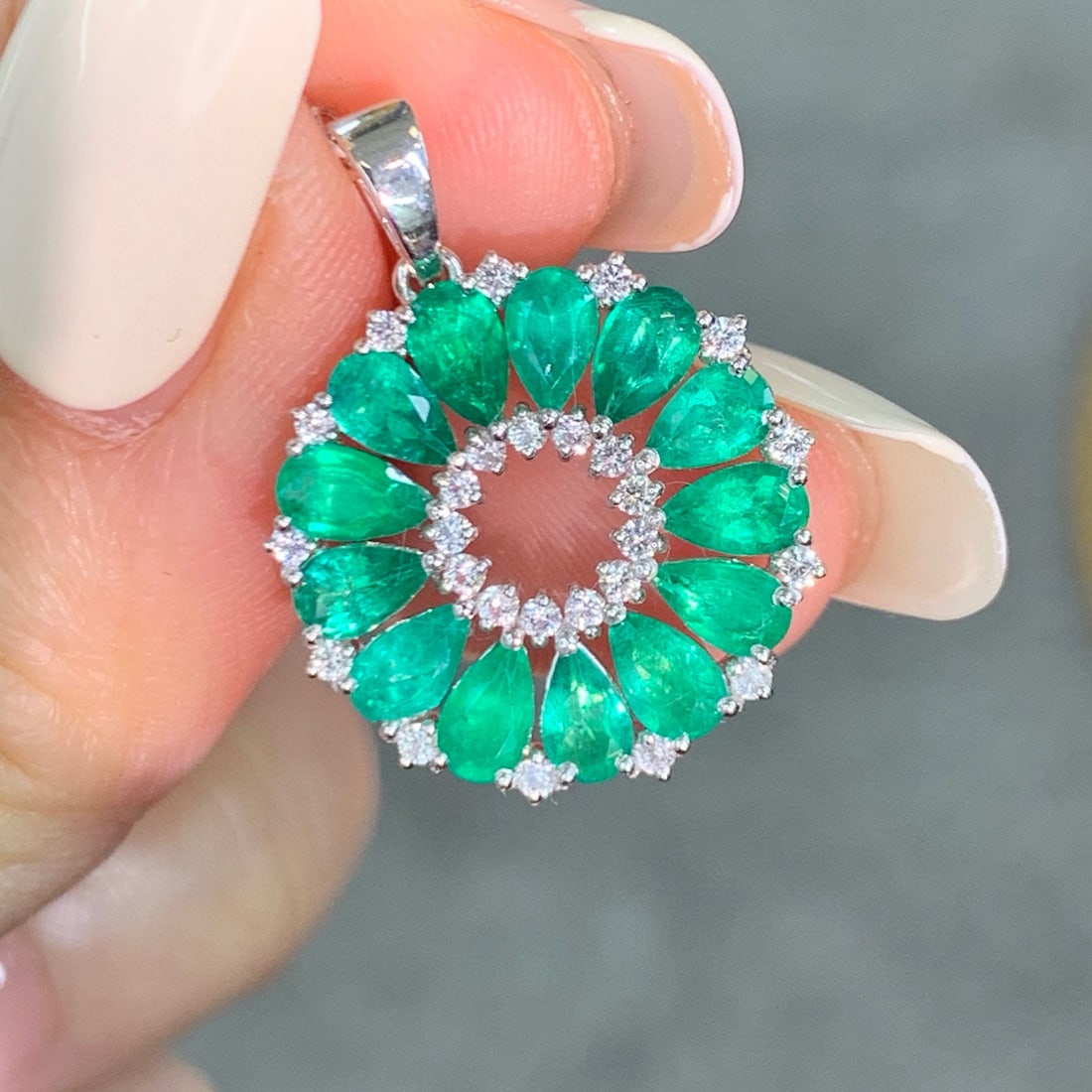 14k Gold 3 Ct Natural Emerald & Sapphire Pendant( Without Chain ): Ref:230986413 // gold content:14k gold // main gemstone:emerald // shape:pear // carat weight:3ct // color:green // treatment:natural // // adjacent gemstone 2 : sapphire // shape:round // color:white