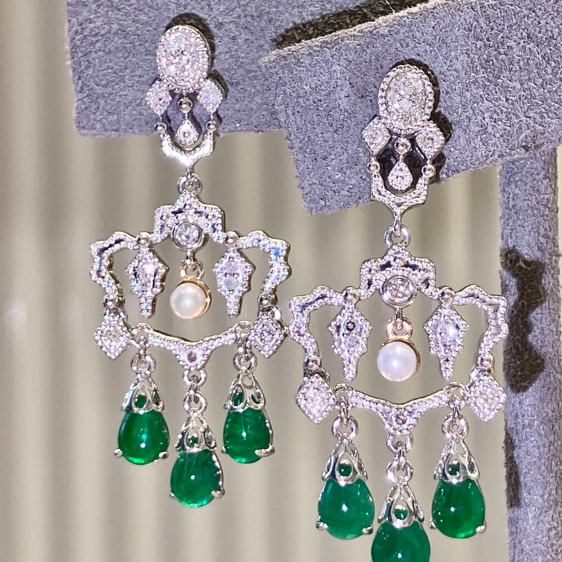 14k Gold 2.59 Ctw Vivid Green Natural Emerald & Diamond Earrings: Ref:230986444 // gold content:14k gold // main gemstone:emerald // shape:pear // carat weight:2. 35ct // color:vivid green // treatment:natural // // adjacent gemstone 2 : diamond // shape:round //