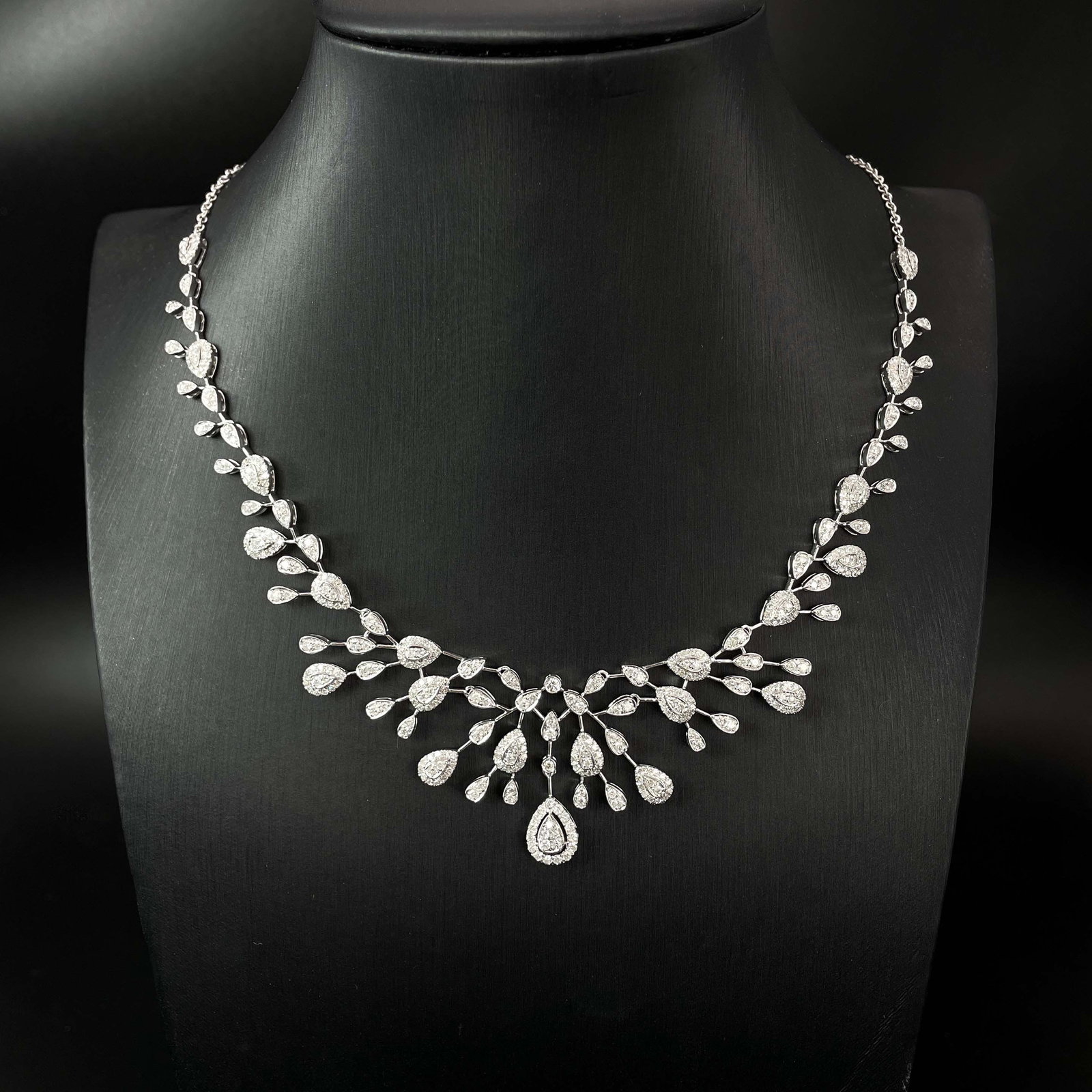 14k Gold 3.56 Ct Natural H Diamond Necklace: Ref:230987001 // gold content:14k gold // main gemstone:diamond // shape:round // carat weight:3. 56ct // clarity grade:vs-si // color:h // treatment:natural // cut grade:g // Low Estimate: 20000 Cond