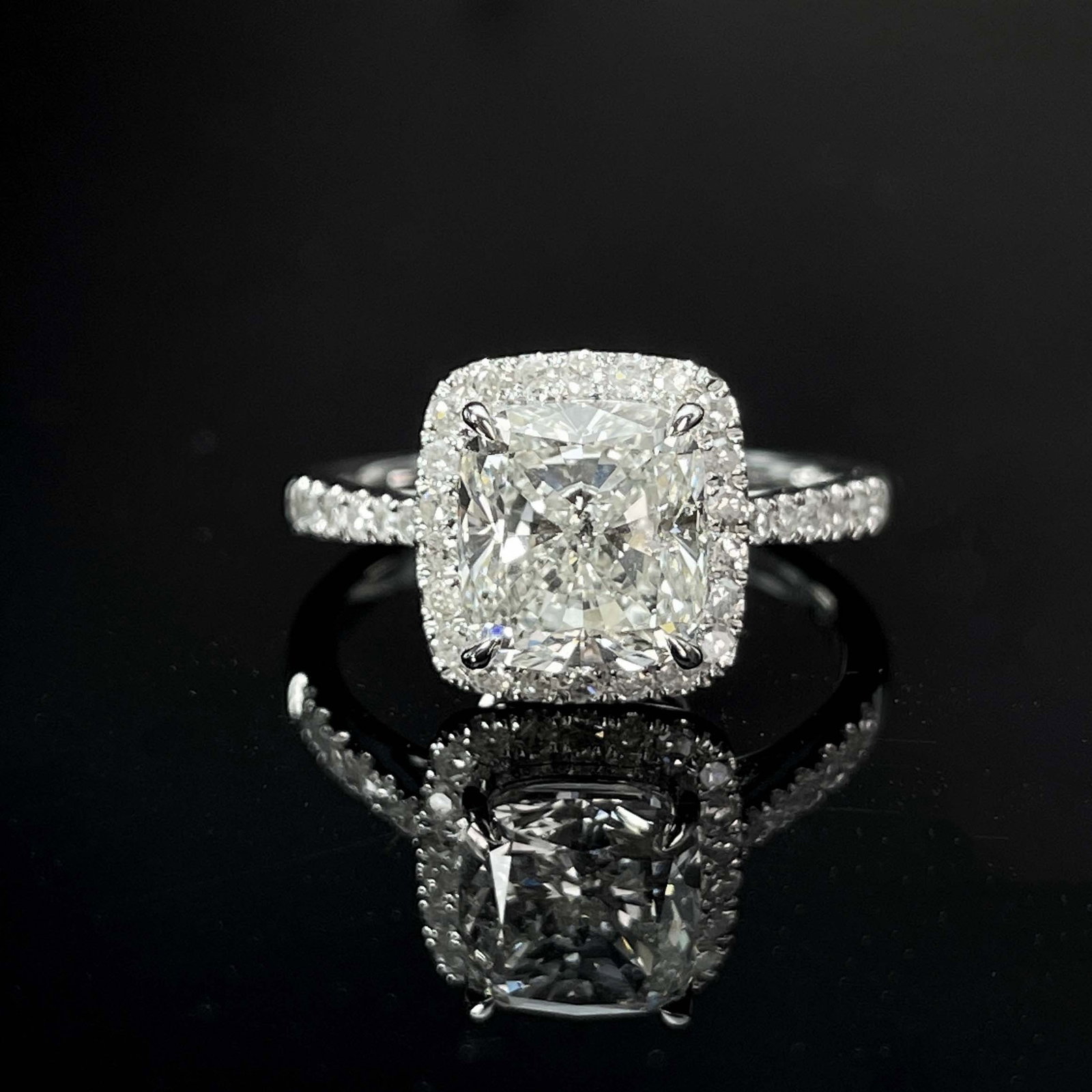 14k Gold 2.48 Ctw Natural H Diamond Ring: Ref:230987005 // gold content:14k gold // ring size:7. 25us // // main gemstone:diamond // shape:cushion // carat weight:2. 00ct // clarity grade:vs-si // color:h // treatment:natural // cut grade:g /