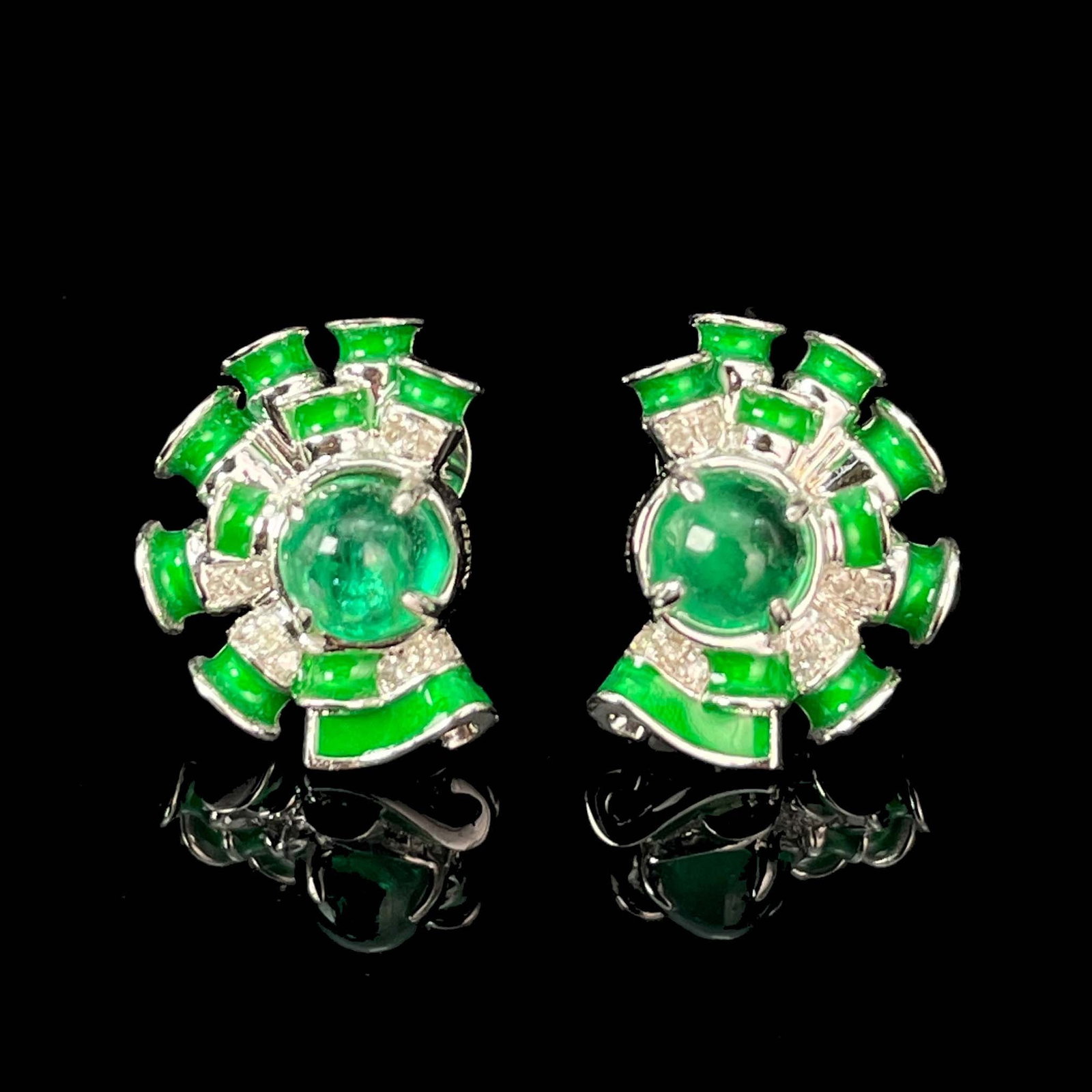 14k Gold 0.64 Ct Natural Emerald & Diamond Earrings: Ref:230987011 // gold content:14k gold // main gemstone:emerald // shape:oval // carat weight:0. 64ct // color:green // treatment:natural // cut grade:g // // adjacent gemstone 2 : diamond // shape:ro