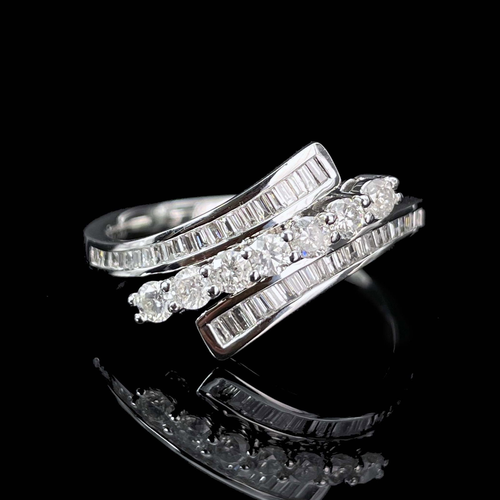 14k Gold 0.28 Ctw Natural H Diamond Ring: Ref:230987013 // gold content:14k gold // ring size:7. 25us // // main gemstone:diamond // shape:baguette // carat weight:0. 15ct // color:h // treatment:natural // cut grade:g // // adjacent