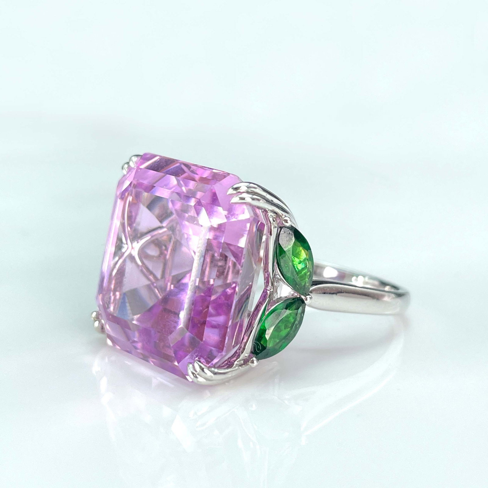 14k Gold 27.2 Ct Natural Kunzite Ring: Ref:230987014 // gold content:14k gold // ring size:7. 25us // // main gemstone:kunzite // shape:radiant // carat weight:27. 2ct // color:purple // treatment:natural // cut grade:g // Low Estimate: