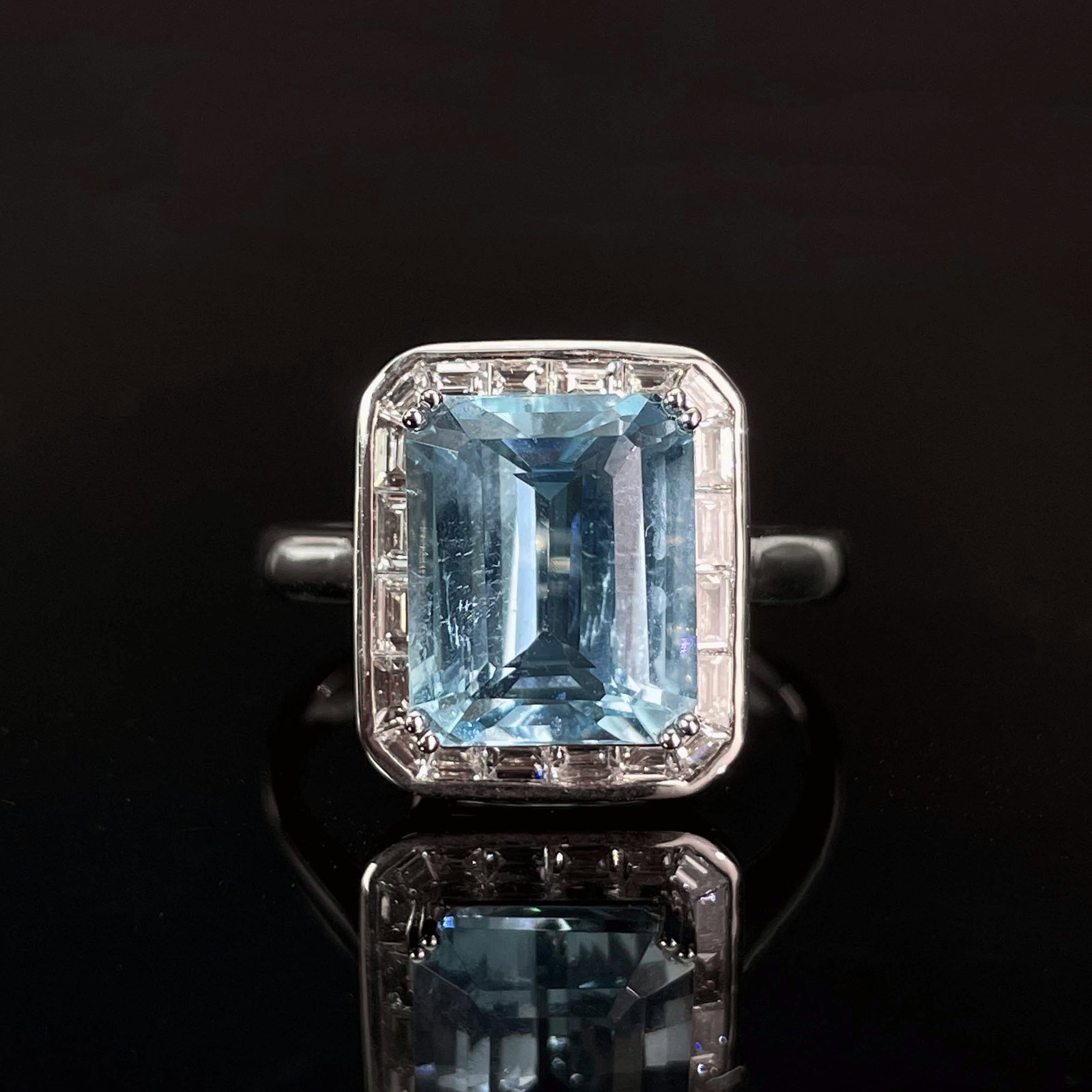 14k Gold 4.30 Ctw Natural Aquamarine & Diamond Ring: Ref:230987023 // gold content:14k gold // ring size:7. 25us // // main gemstone:aquamarine // number of stones:1 // shape:emerald // carat weight:3. 8ct // color:blue // treatment:natural // cut grade