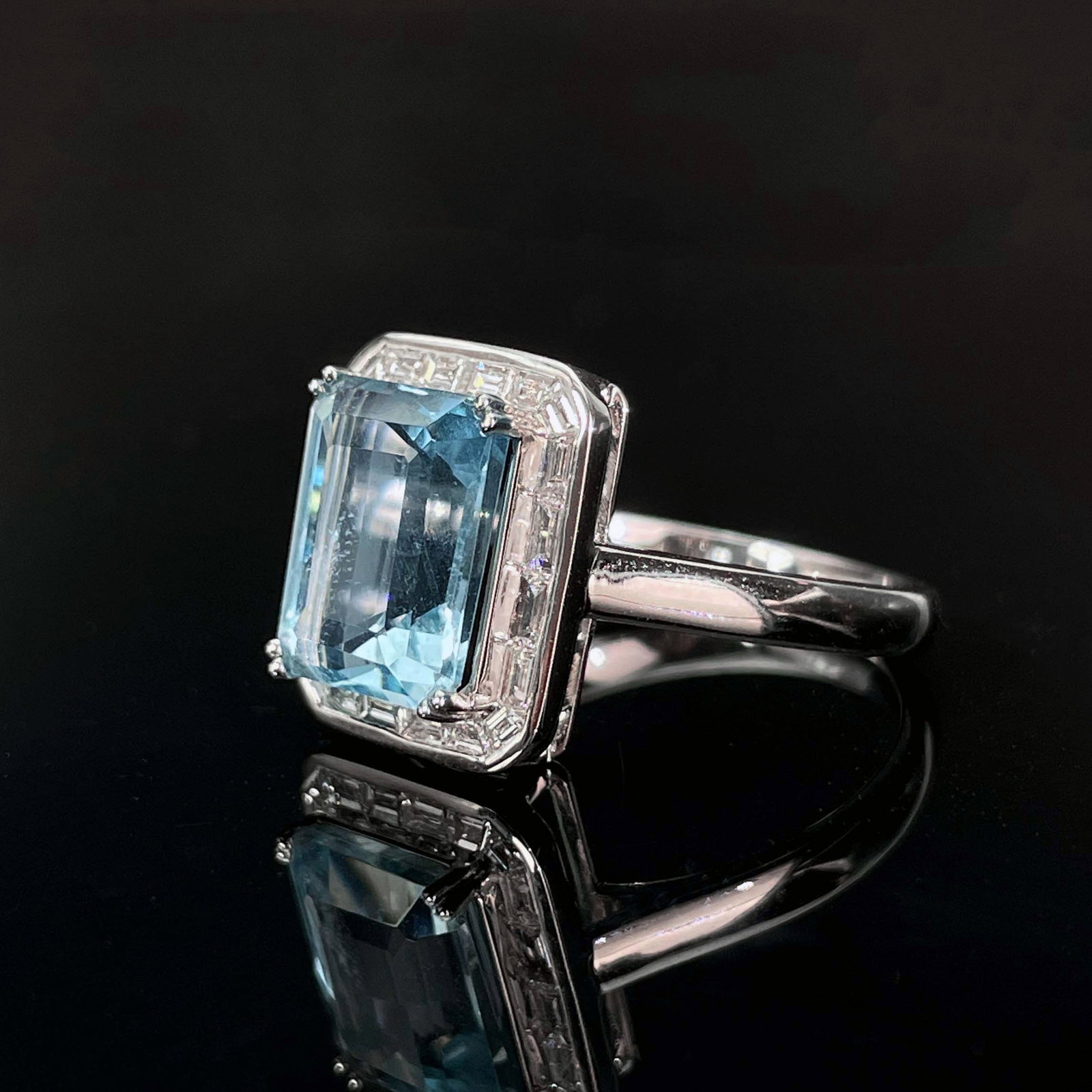 14k Gold 4.30 Ctw Natural Aquamarine & Diamond Ring - 2